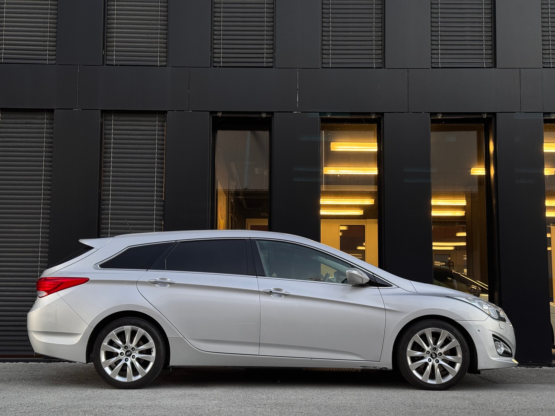 HYUNDAI i40 Wagon 1.7 CRDI Premium Automatic-image-9