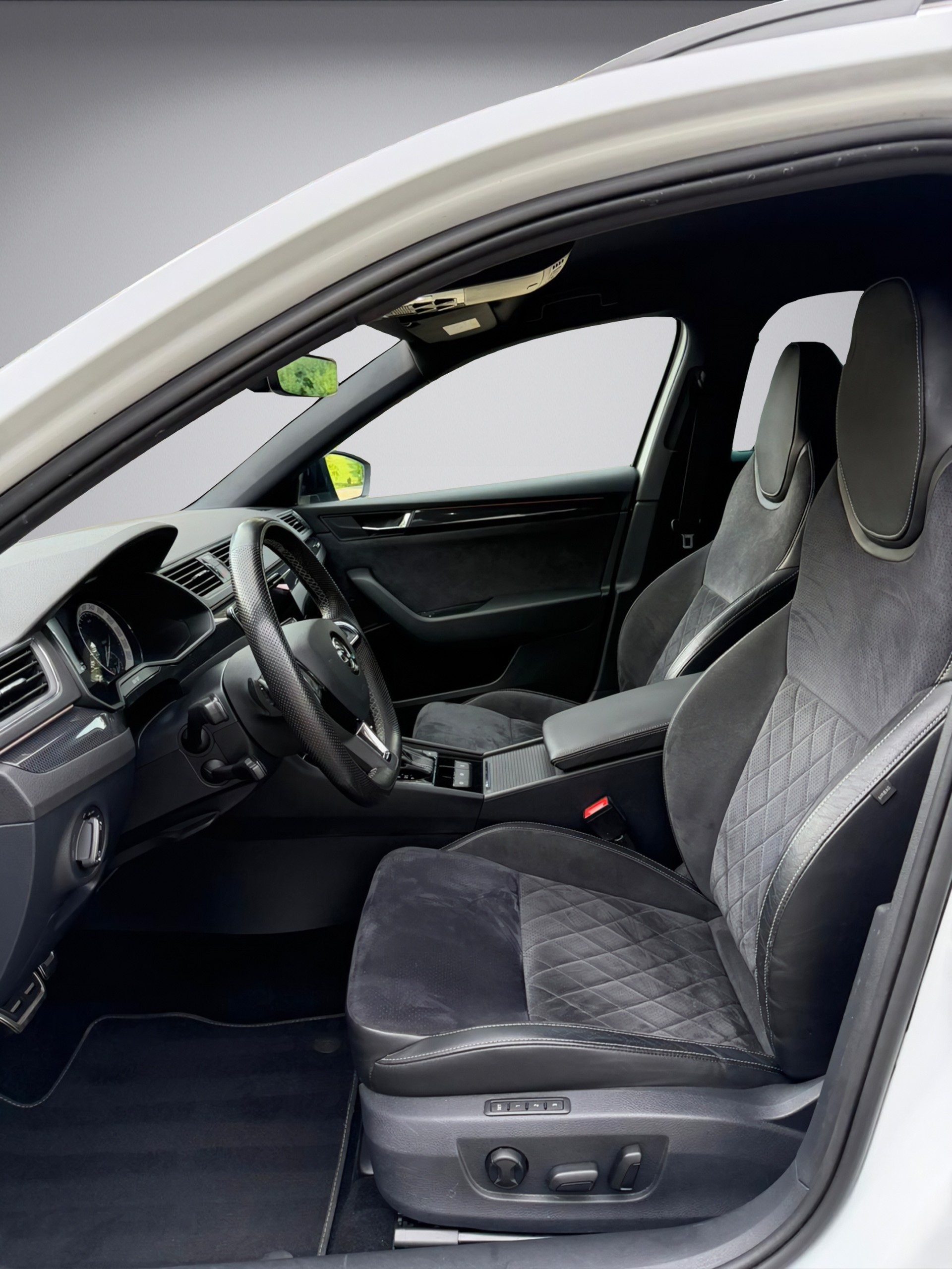 SKODA Superb Combi 2.0 TDi SportLine+ 4x4 DSG-image-9
