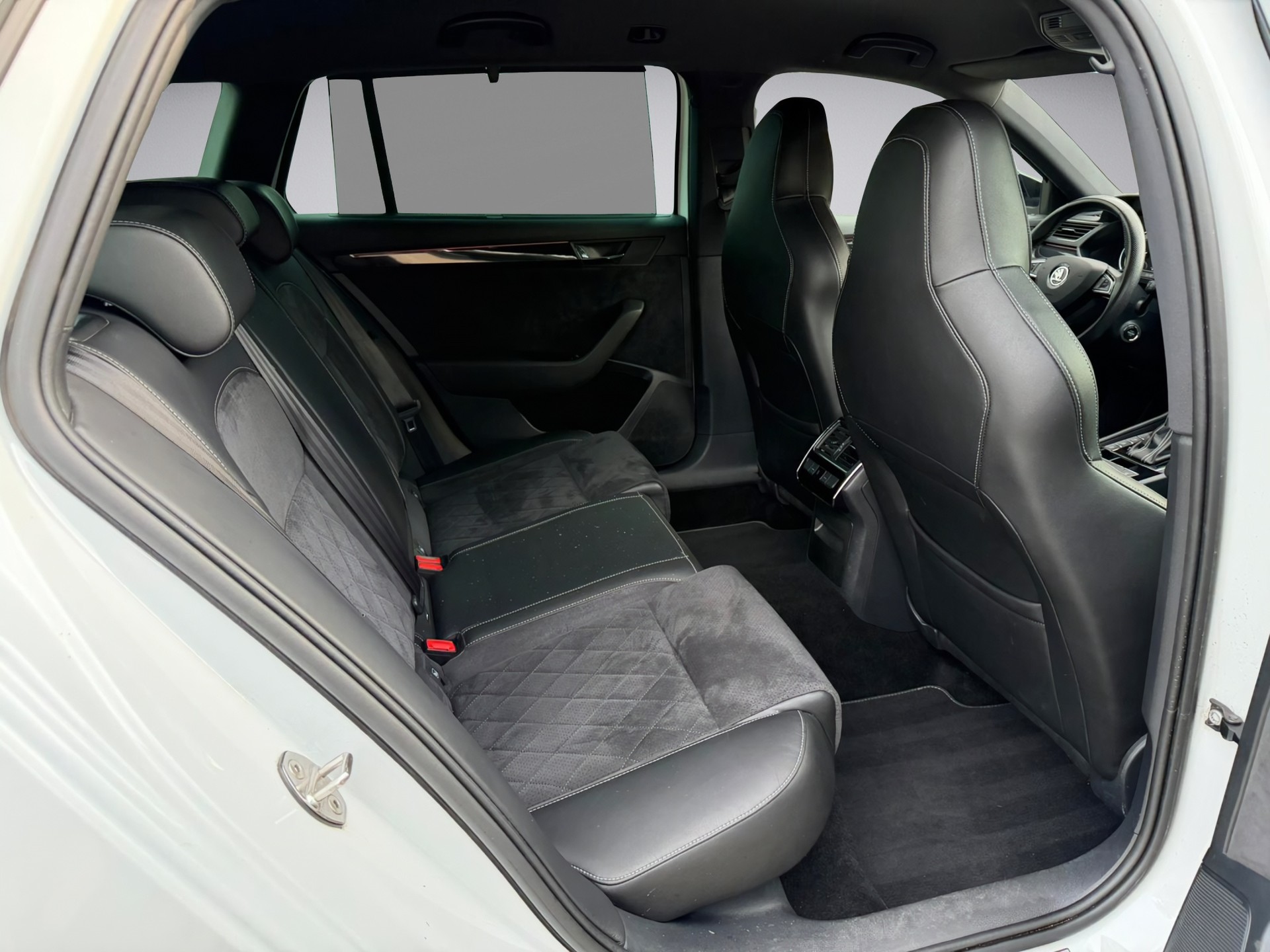 SKODA Superb Combi 2.0 TDi SportLine+ 4x4 DSG-image-11