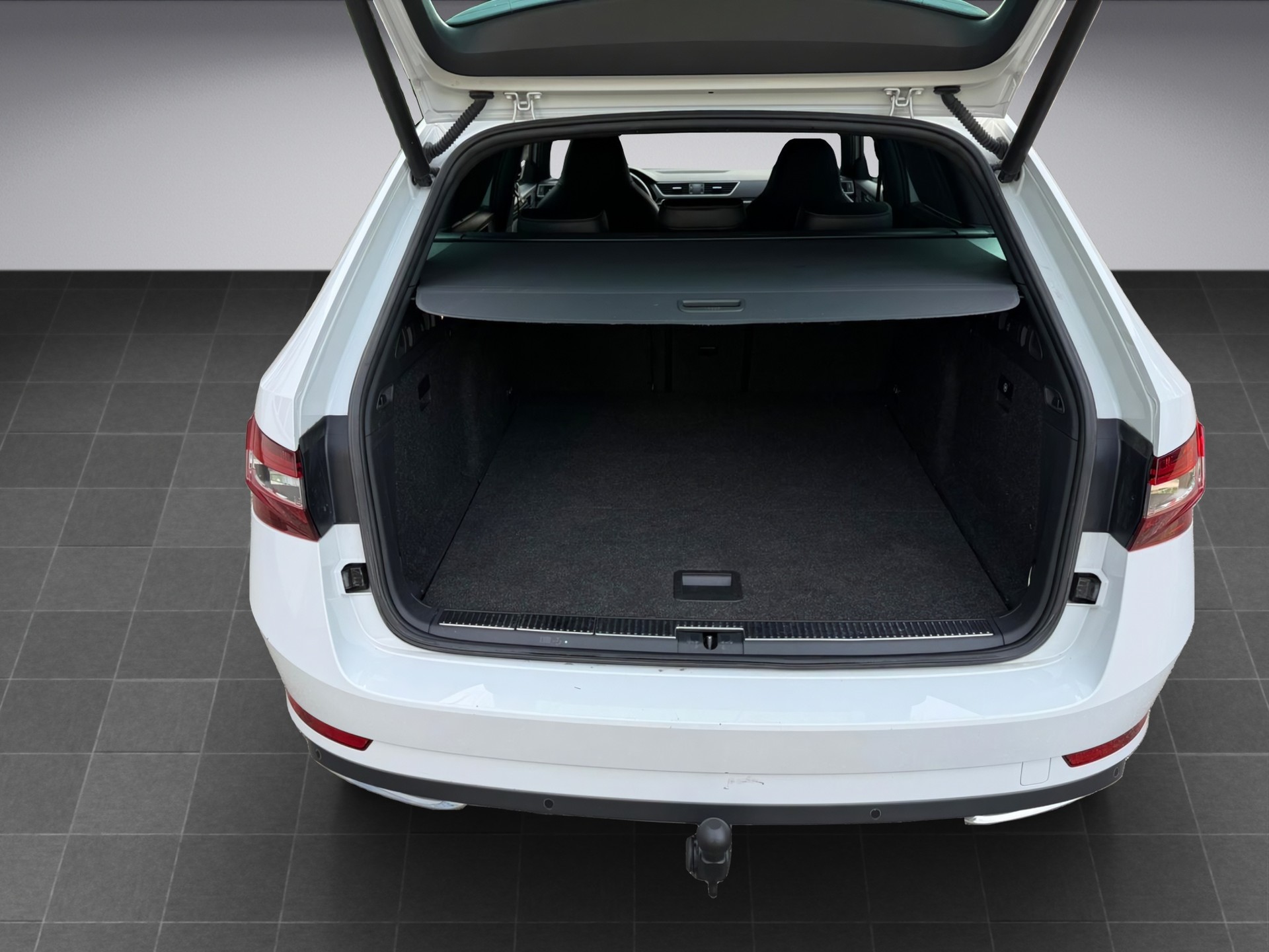 SKODA Superb Combi 2.0 TDi SportLine+ 4x4 DSG-image-16