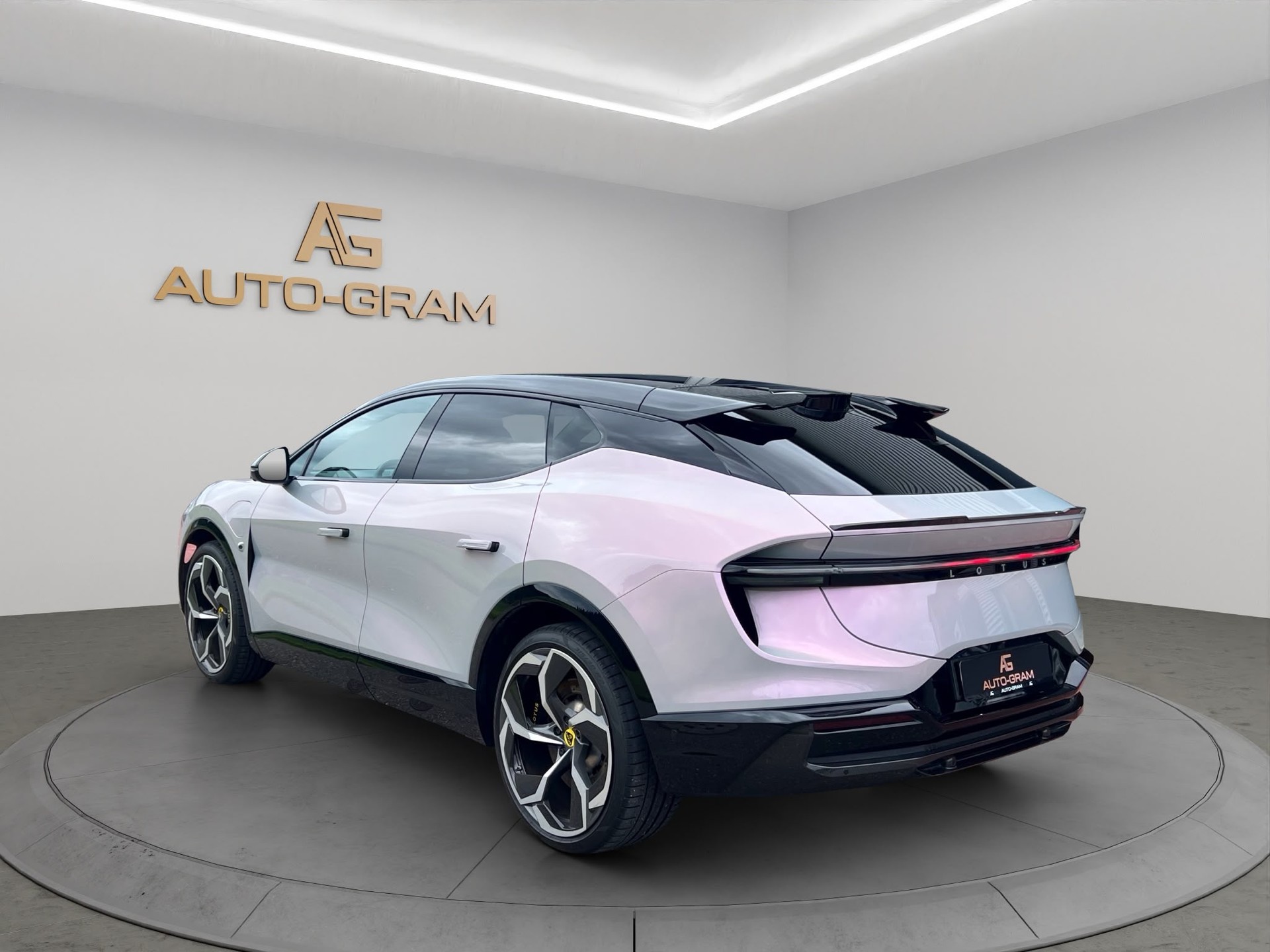 LOTUS Eletre 112kWh R-showroom-element-2