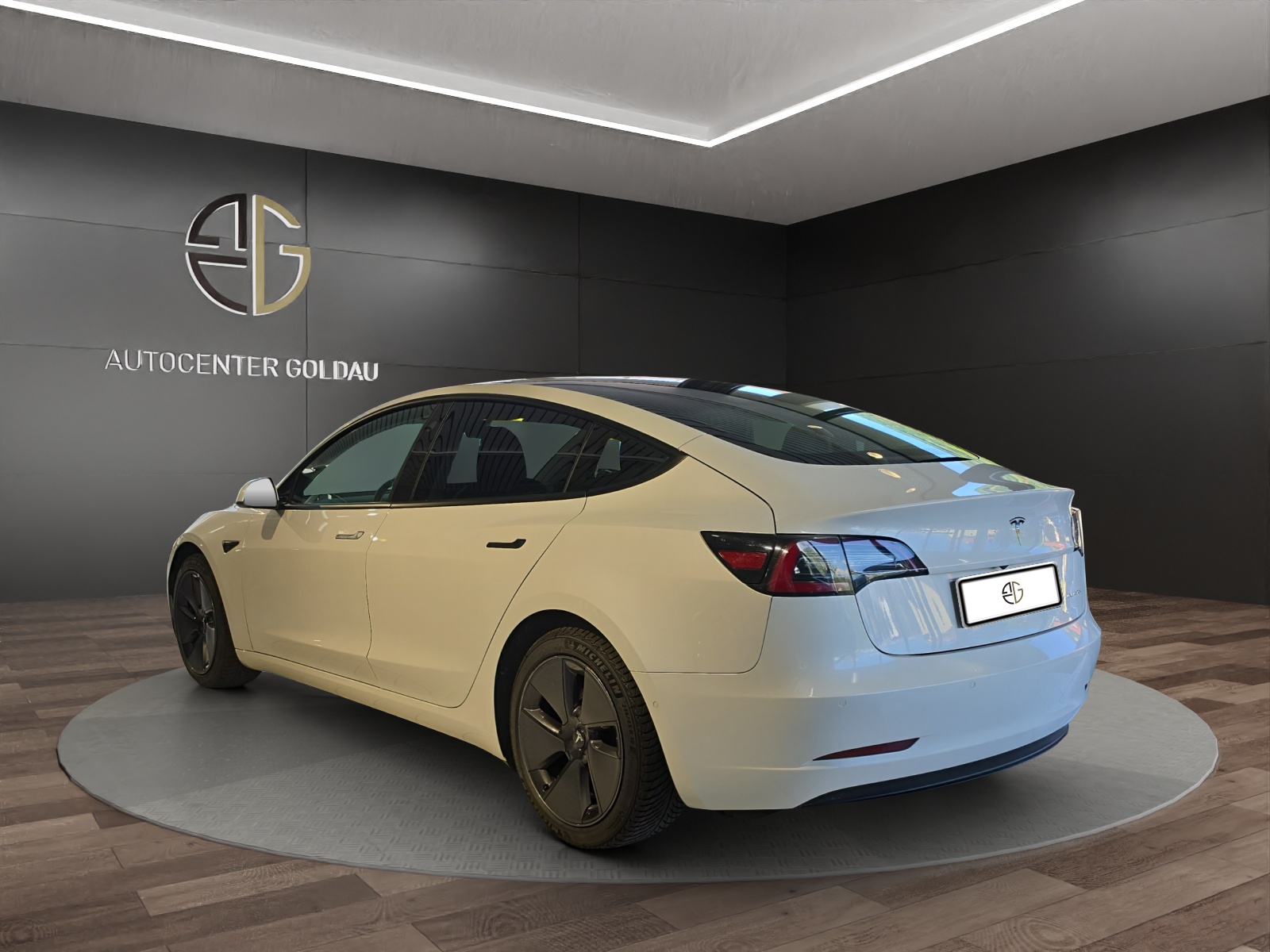 TESLA Model 3 Long Range Dual Motor AWD-showroom-element-2