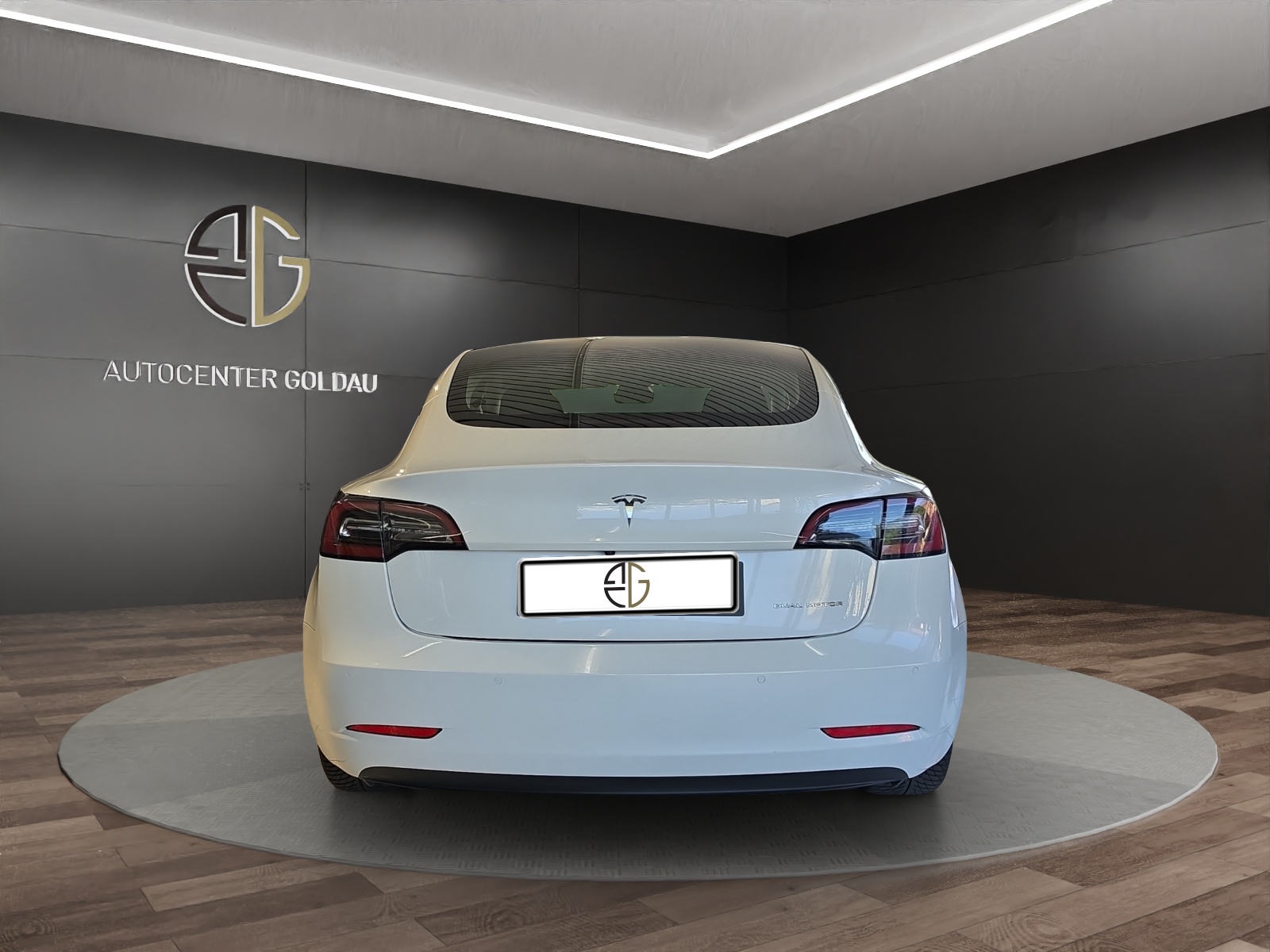 TESLA Model 3 Long Range Dual Motor AWD-showroom-element-3