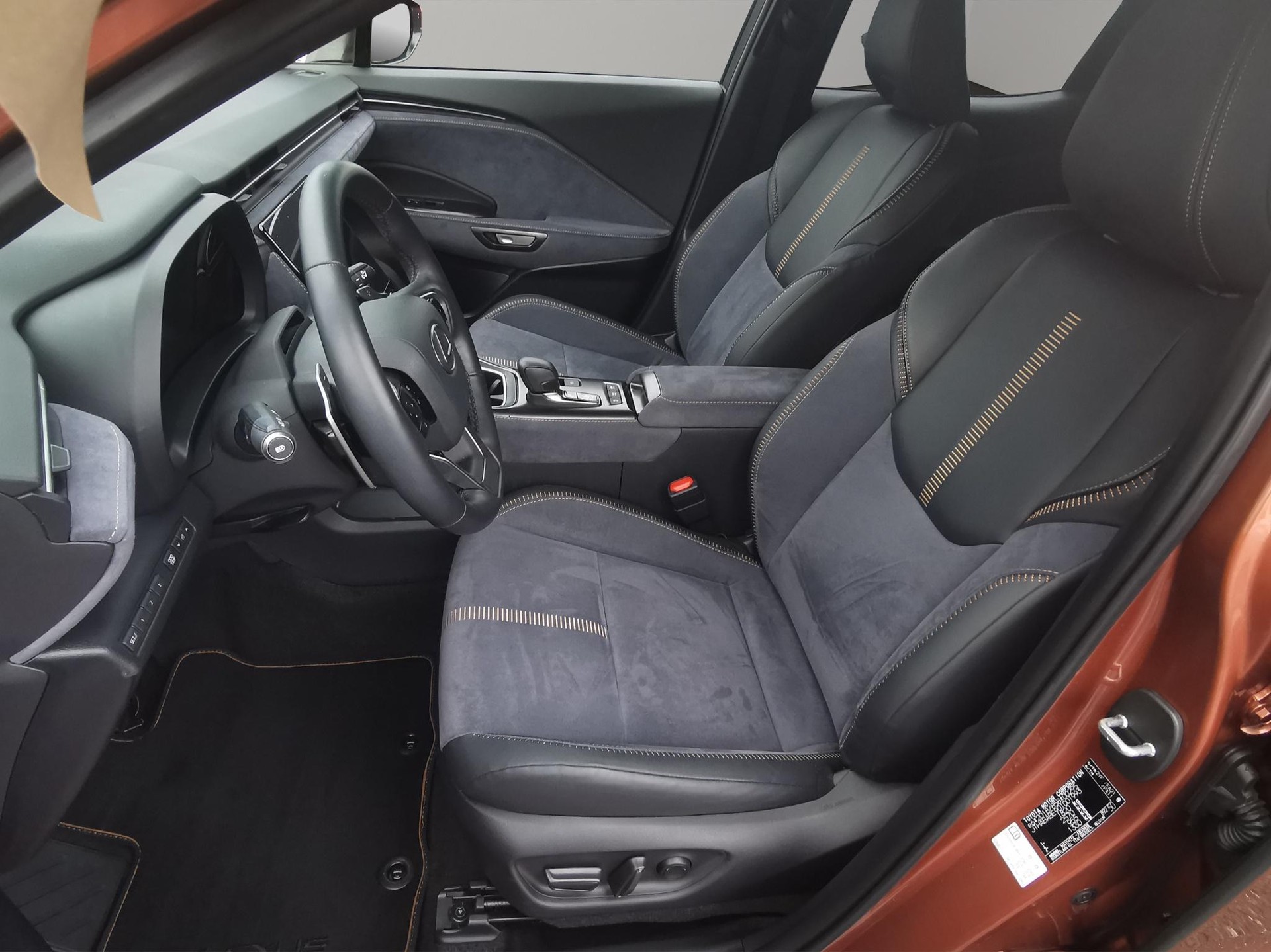 LEXUS LBX 1.5 Hybrid Cool AWD-showroom-element-1