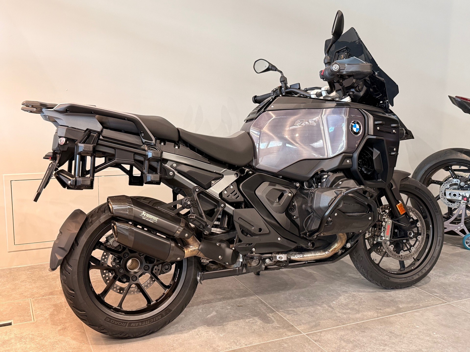 BMW R 1300 GS Adventure-image-2