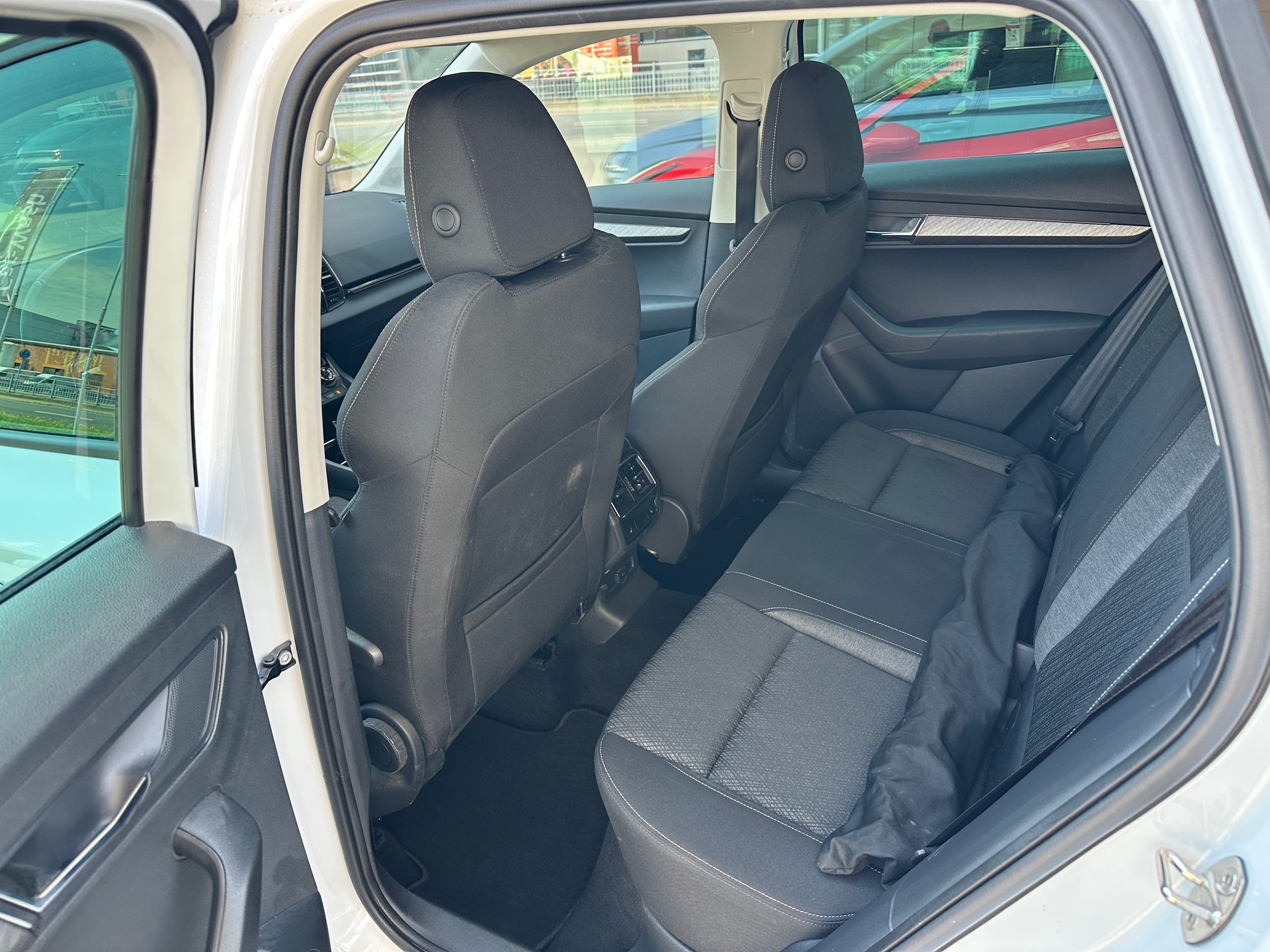 SKODA Karoq 2.0 TDI CR Style 4x4 DSG AHK 2100 KG-showroom-element-3