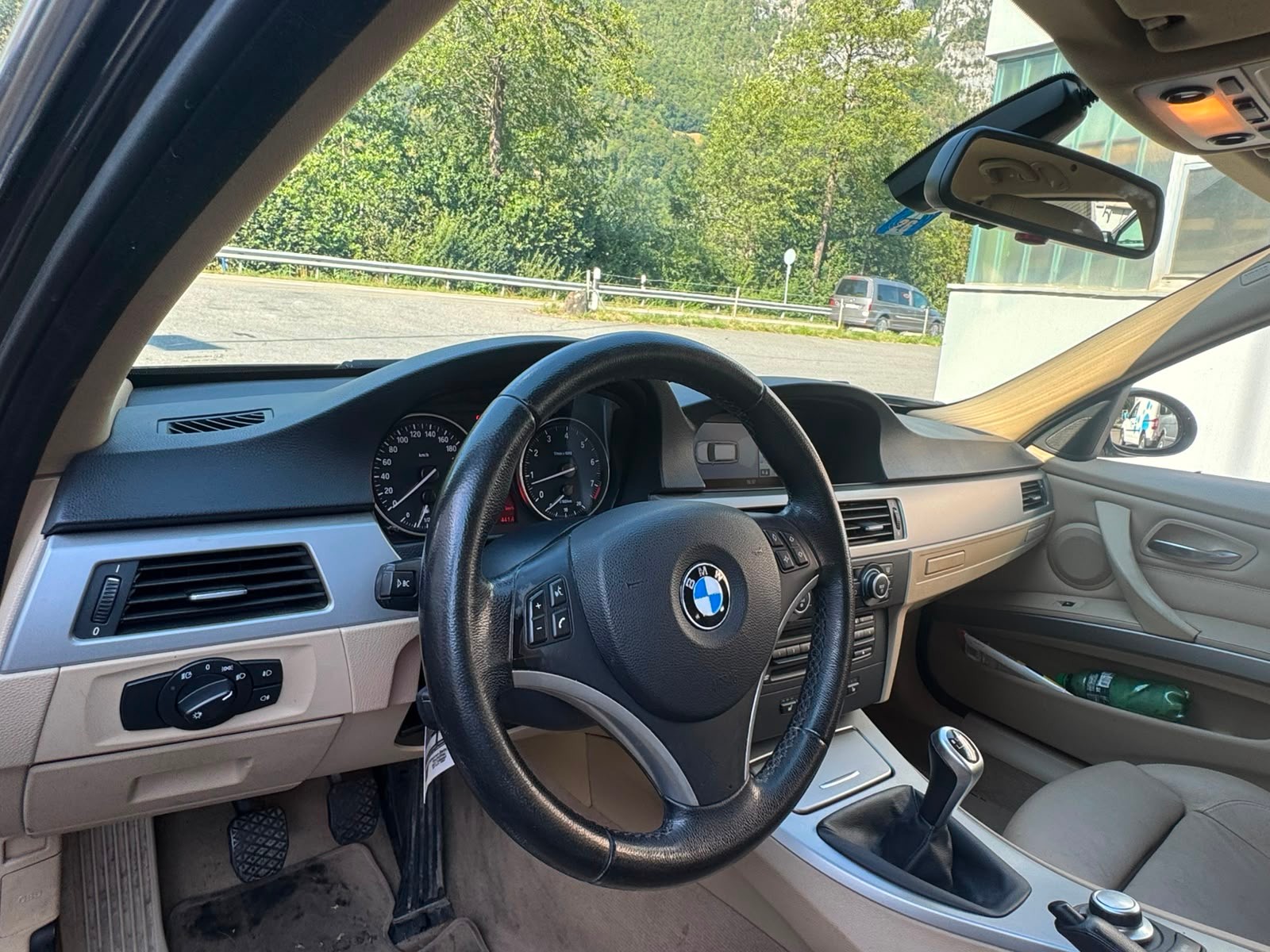 BMW 330i Touring-image-6