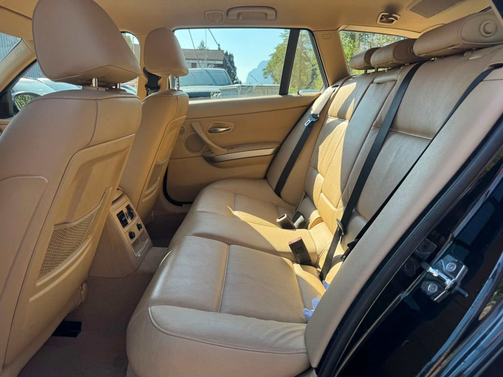 BMW 330i Touring-image-4