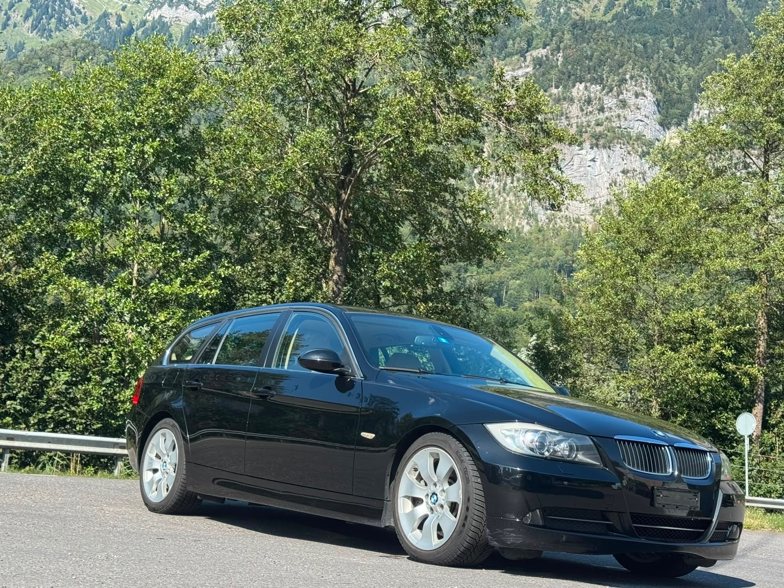 BMW 330i Touring-image-10