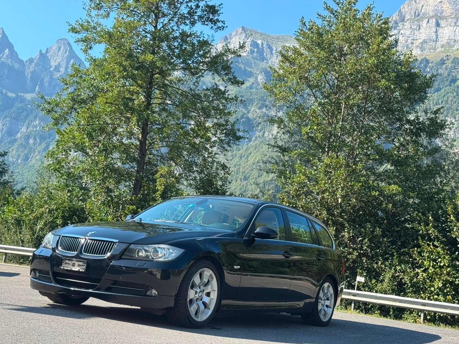 BMW 330i Touring-image-1