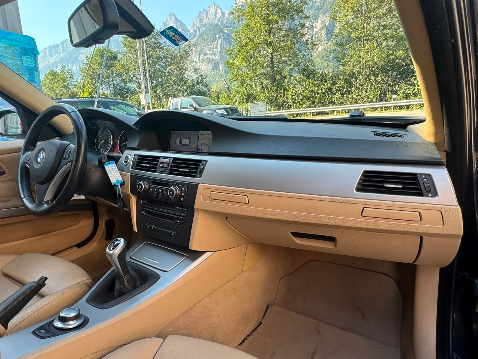 BMW 330i Touring-image-11