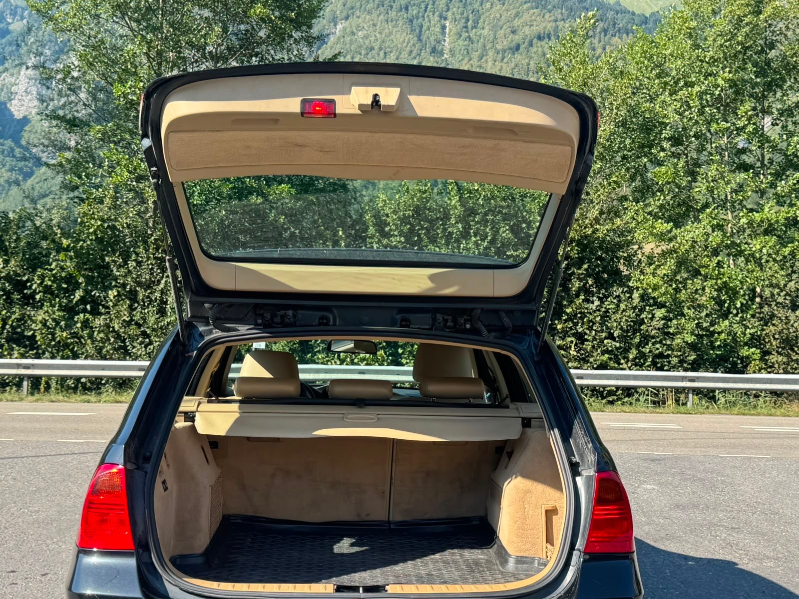 BMW 330i Touring-image-8