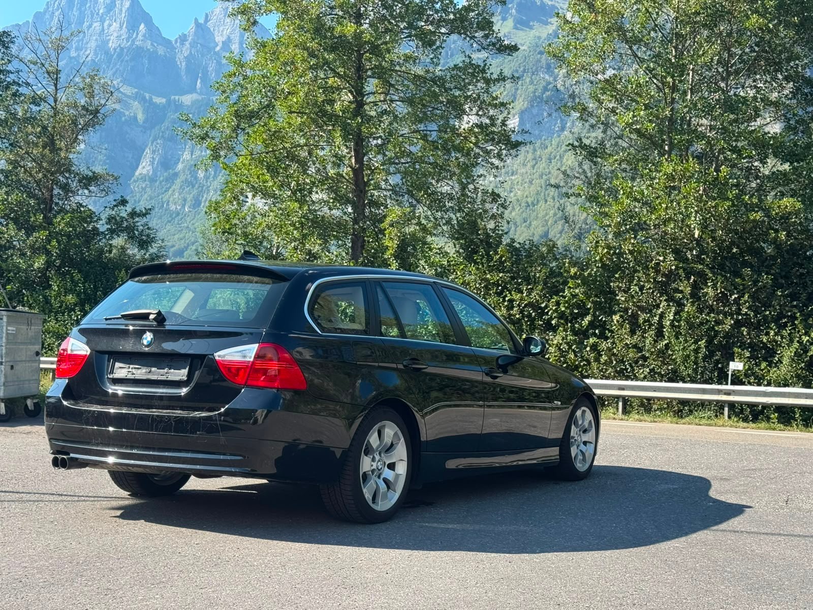 BMW 330i Touring-image-9