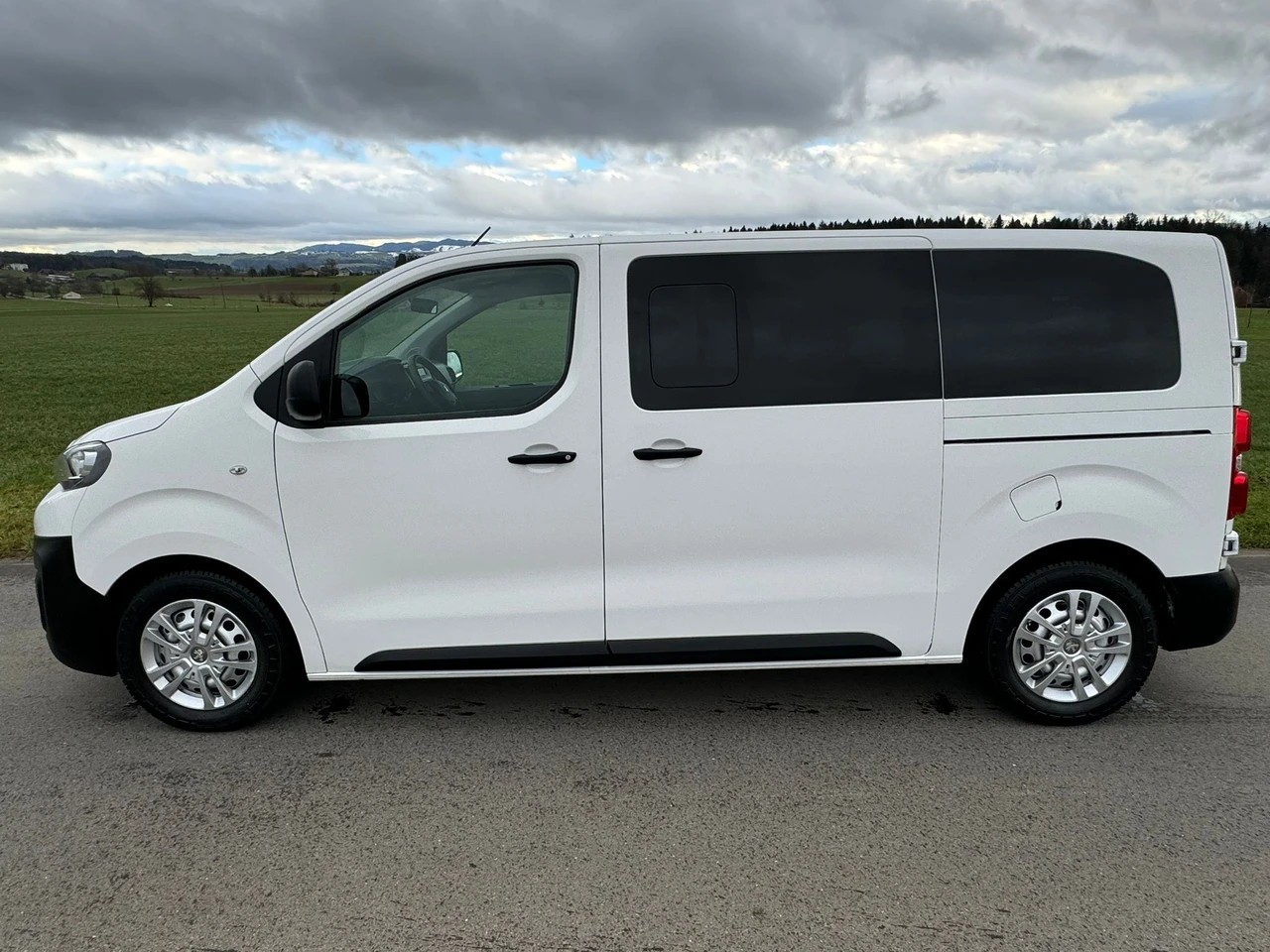 PEUGEOT Traveller 2.0 BlueHDi Active Standard 9 Plätzer-image-4