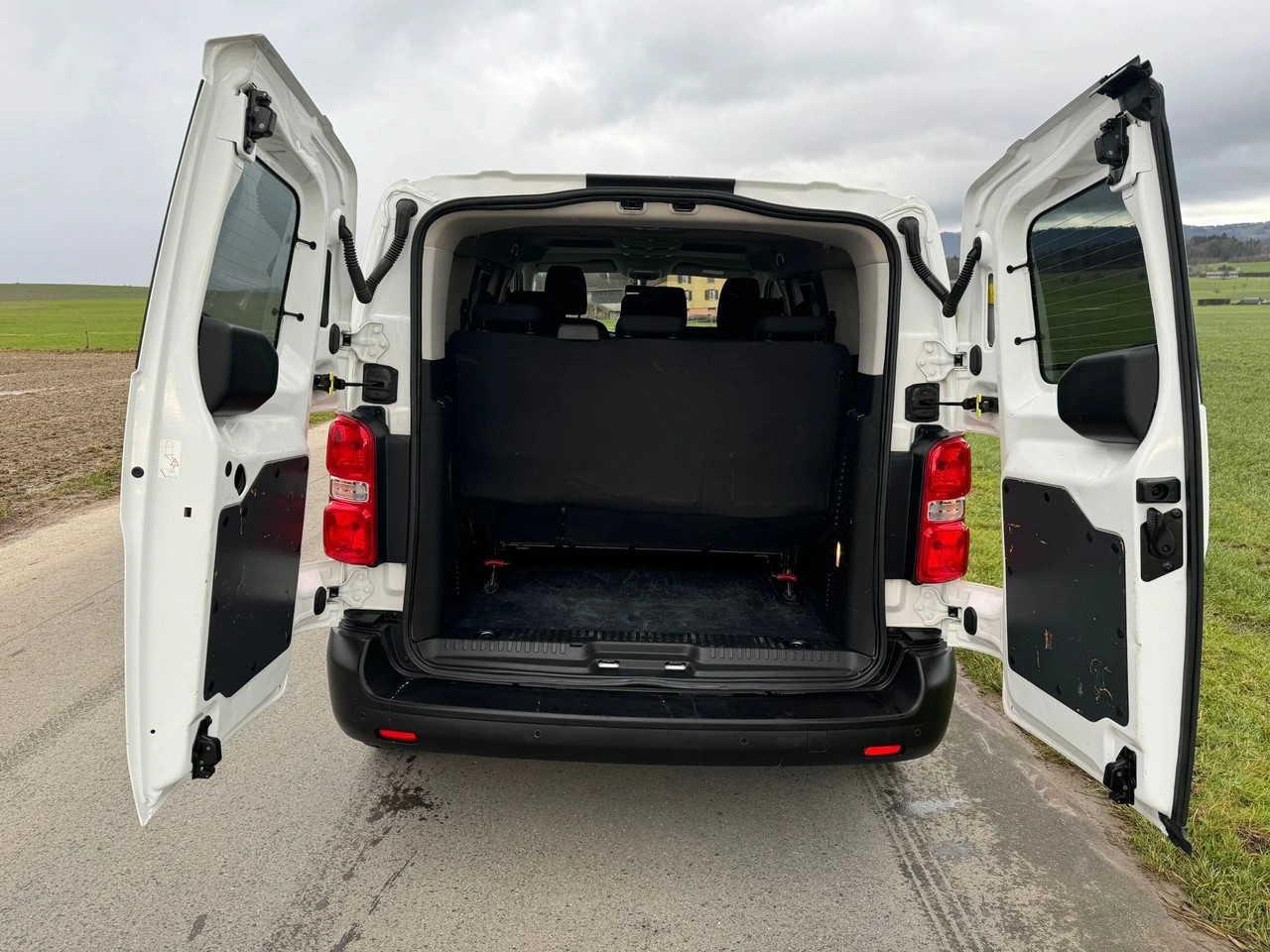 PEUGEOT Traveller 2.0 BlueHDi Active Standard 9 Plätzer-image-5