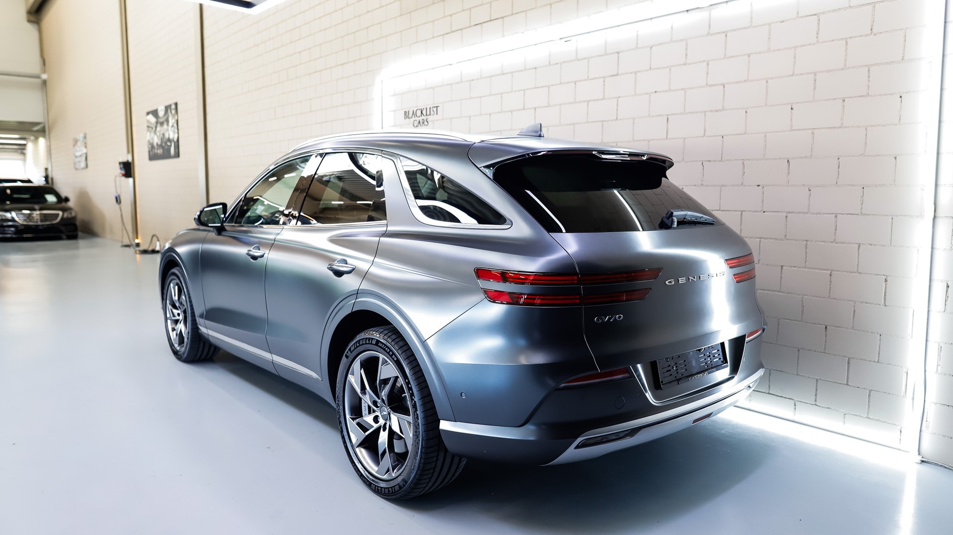GENESIS GV70 Electrified Sport kWh 77,4 AWD * Makalu Gray (Matt) *-image-4