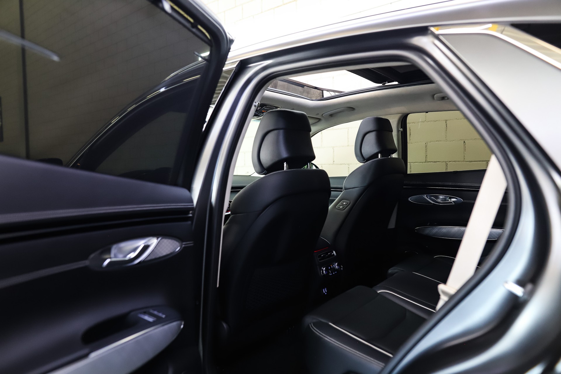 GENESIS GV70 Electrified Sport kWh 77,4 AWD * Makalu Gray (Matt) *-image-15