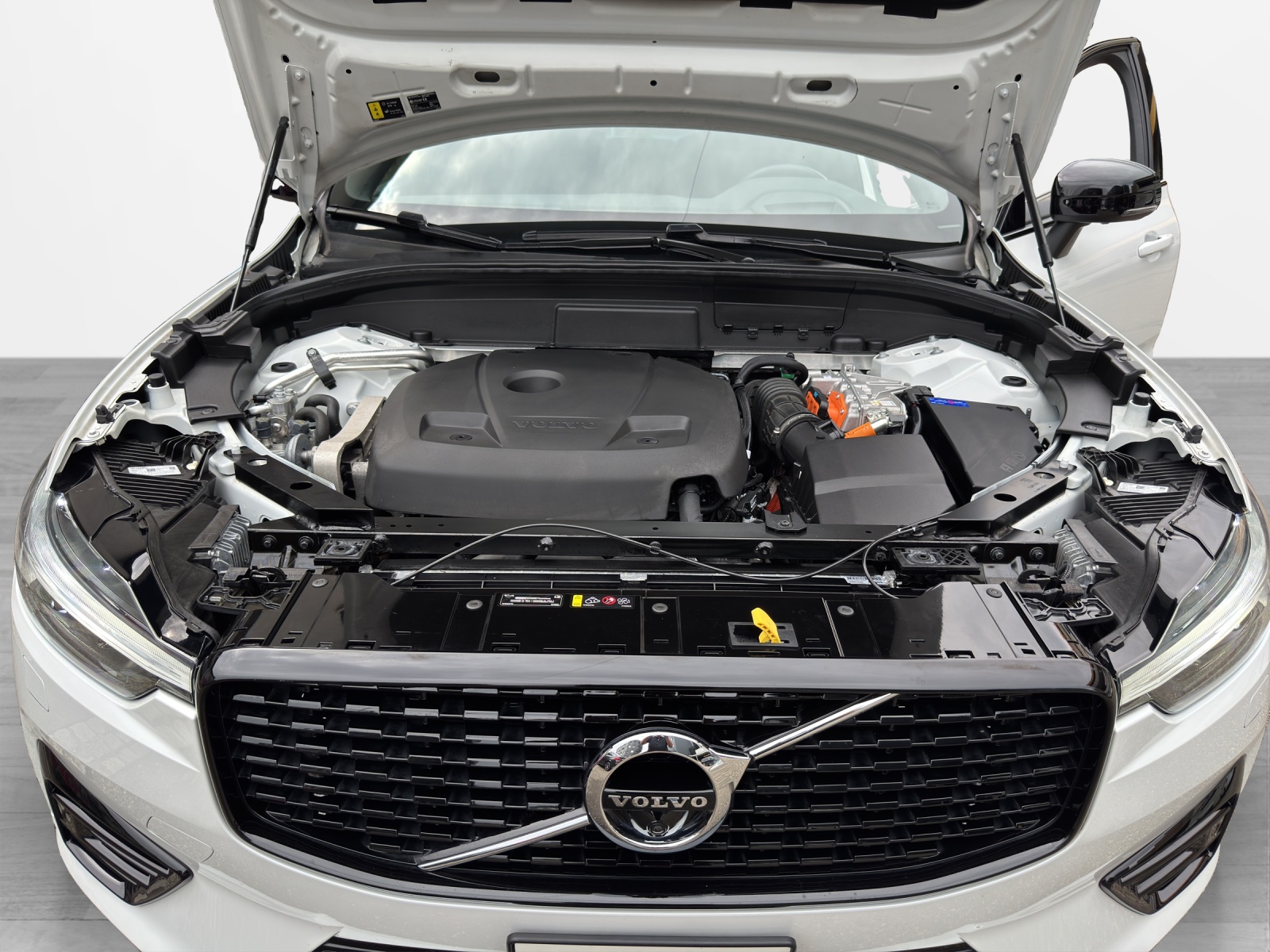 VOLVO XC60 T8 eAWD R-Design Geartronic-image-15