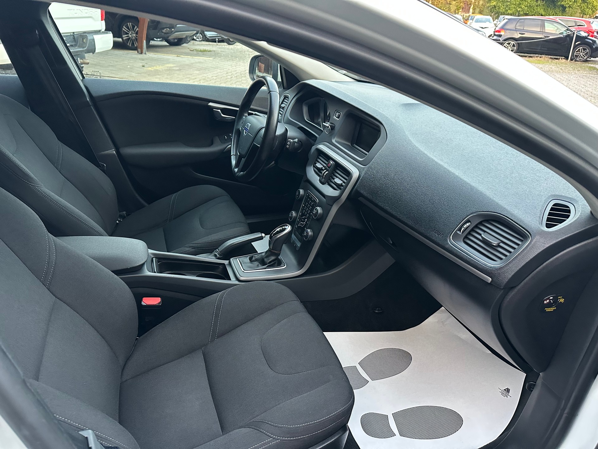 VOLVO V40 D3 OceanRace Geartronic-image-8