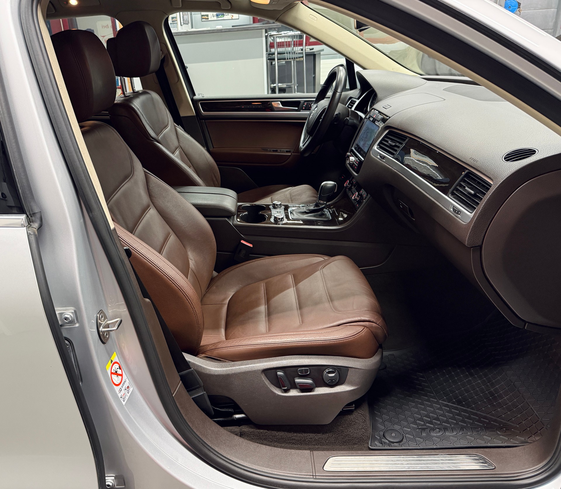 VW Touareg 4.2 TDI Tiptronic „Eissilber metallic“ & Exklusives Interieur / AHK 3500KG-image-13