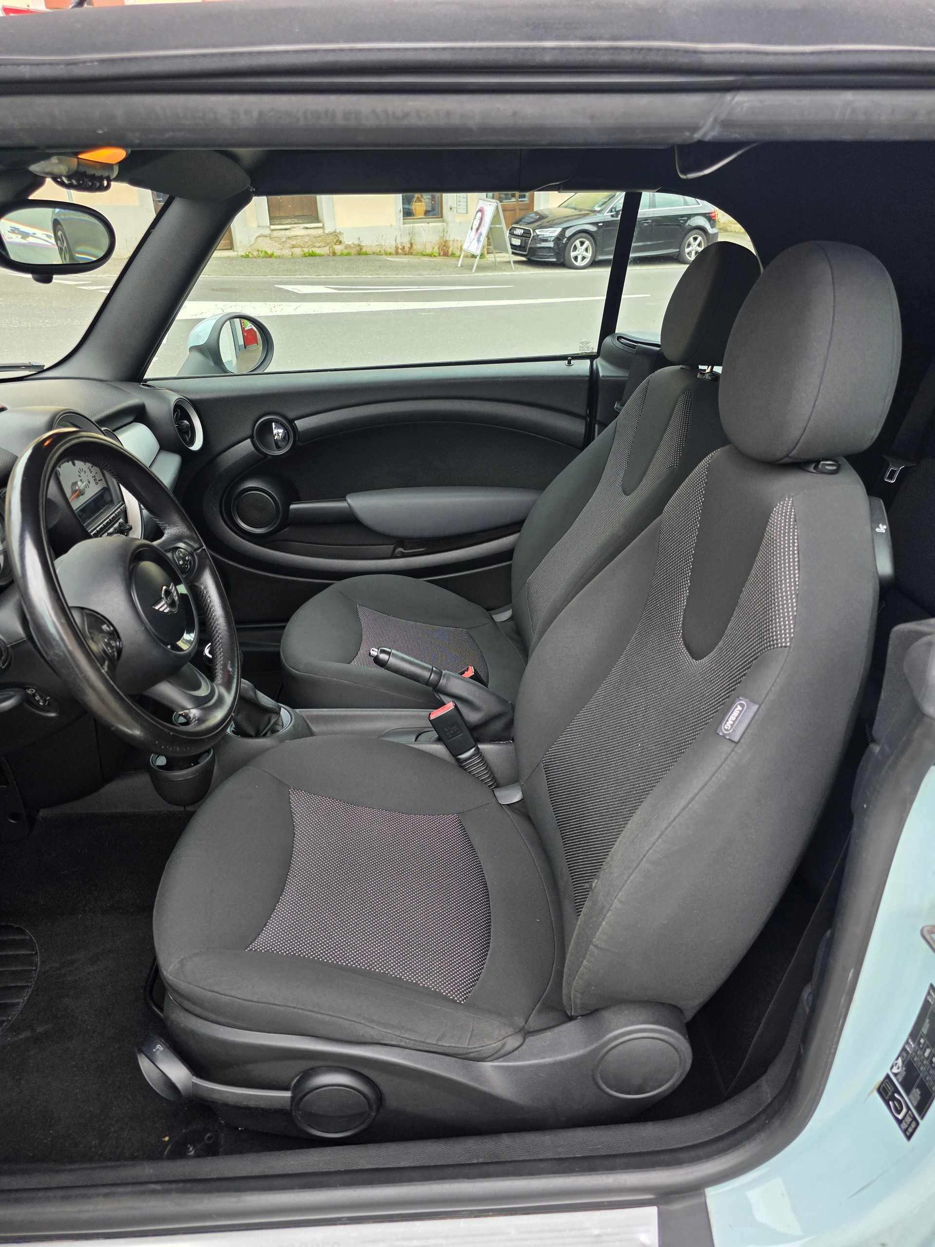 MINI Cooper Cabriolet-image-8