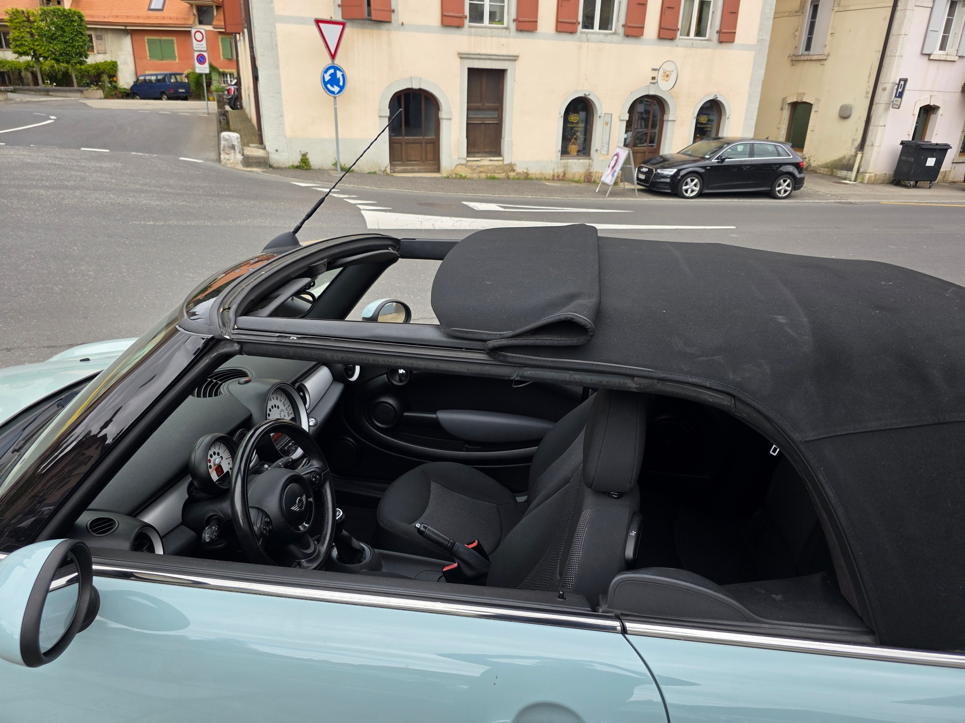 MINI Cooper Cabriolet-image-10
