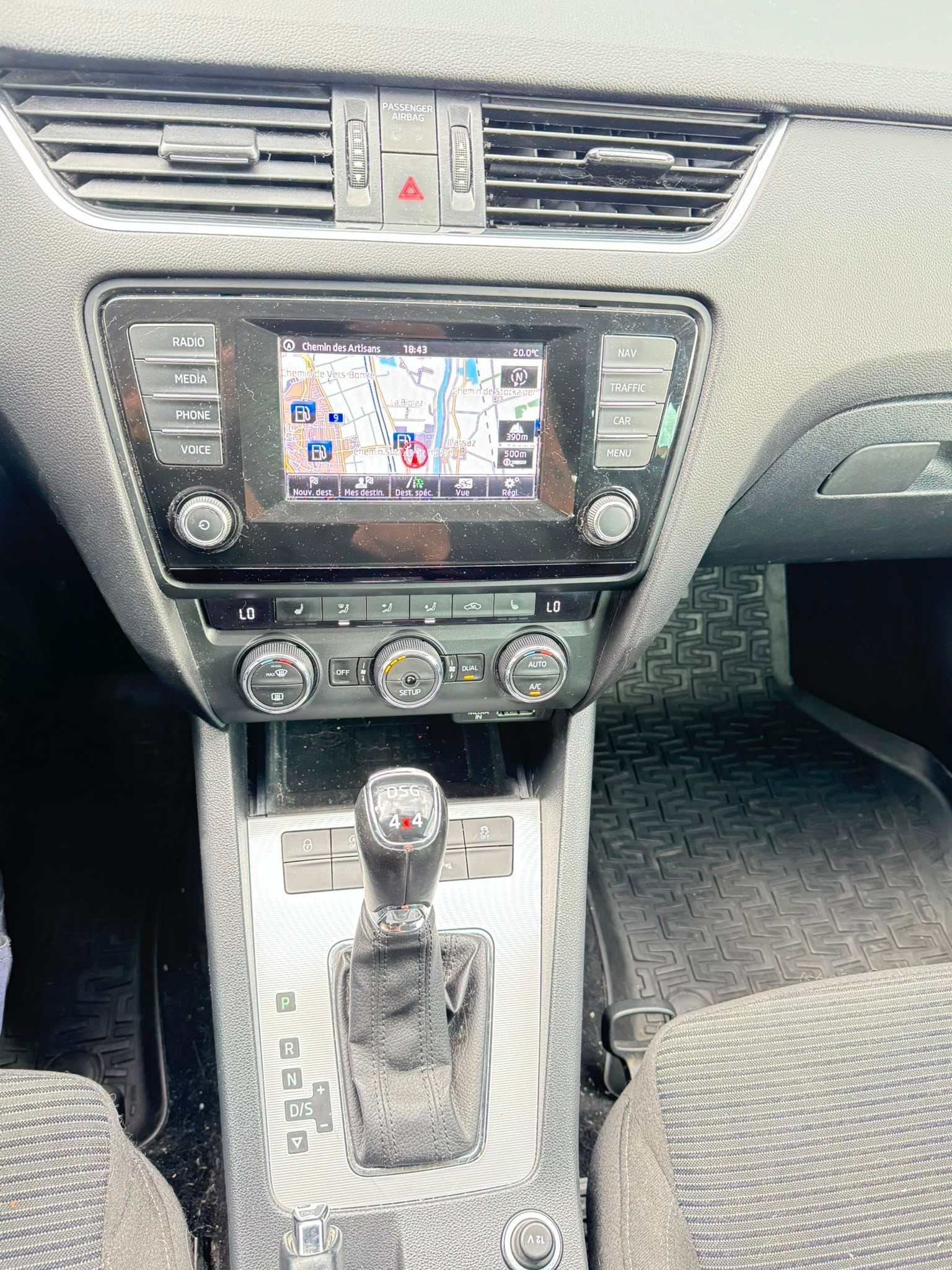 SKODA Octavia Combi 1.8 TSI L&K 4x4 DSG-image-9