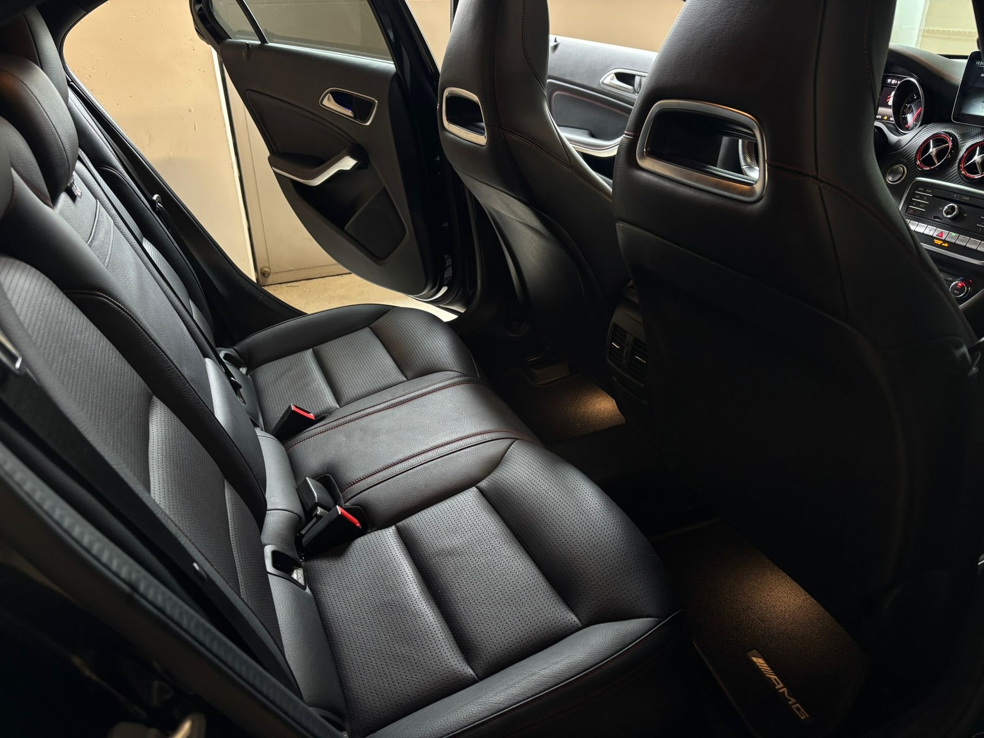 MERCEDES-BENZ A45 AMG 4Matic Speedshift 7G-DCT | Panorama | CH Fahrzeug-image-9