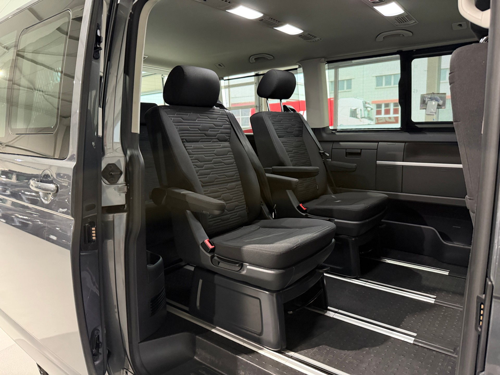 VW T6.1 Multivan 2.0 TDI Family DSG (CH) AHK 2.5T - 7 Platz-image-15