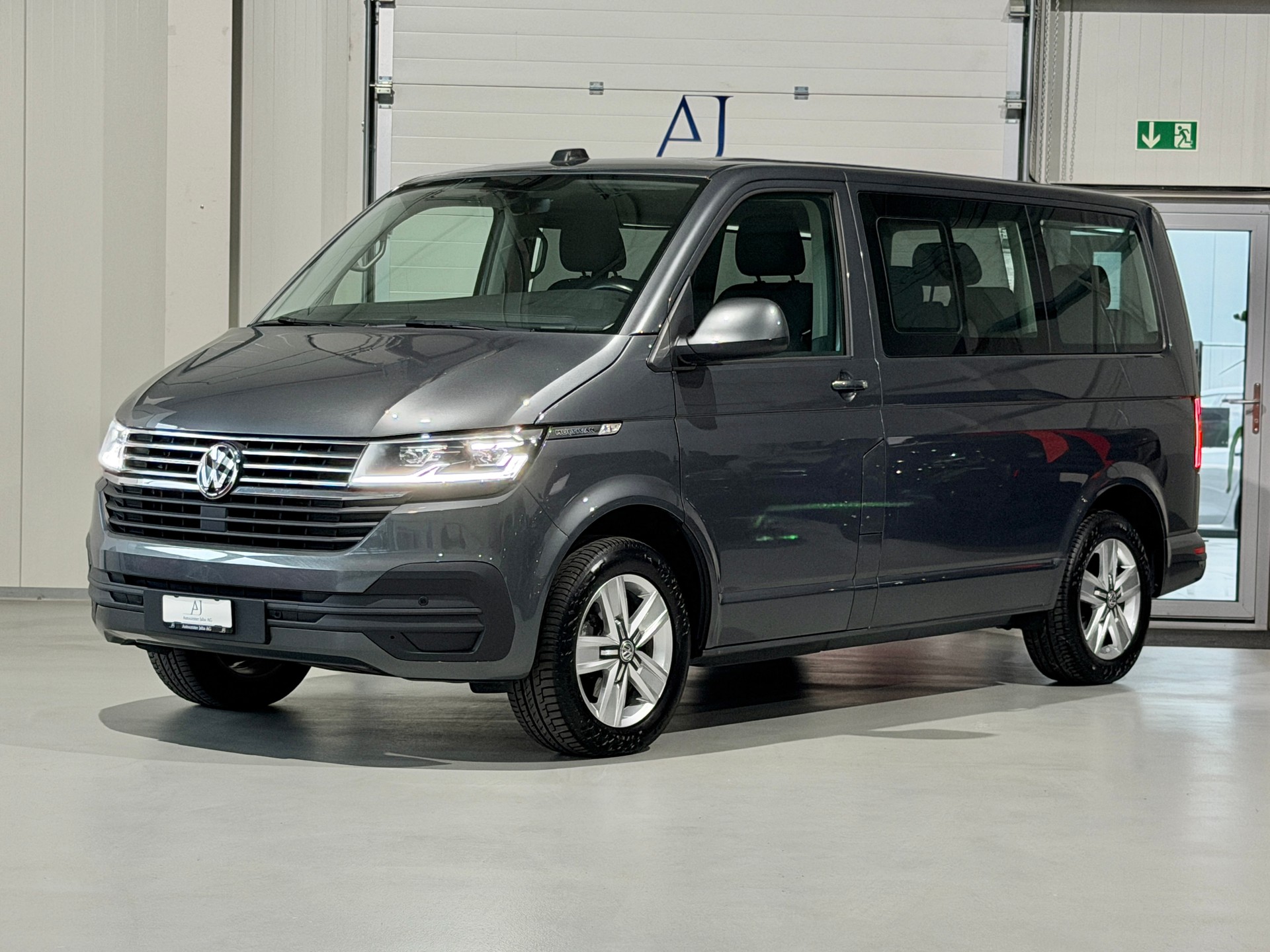 VW T6.1 Multivan 2.0 TDI Family DSG (CH) AHK 2.5T - 7 Platz-showroom-element-2