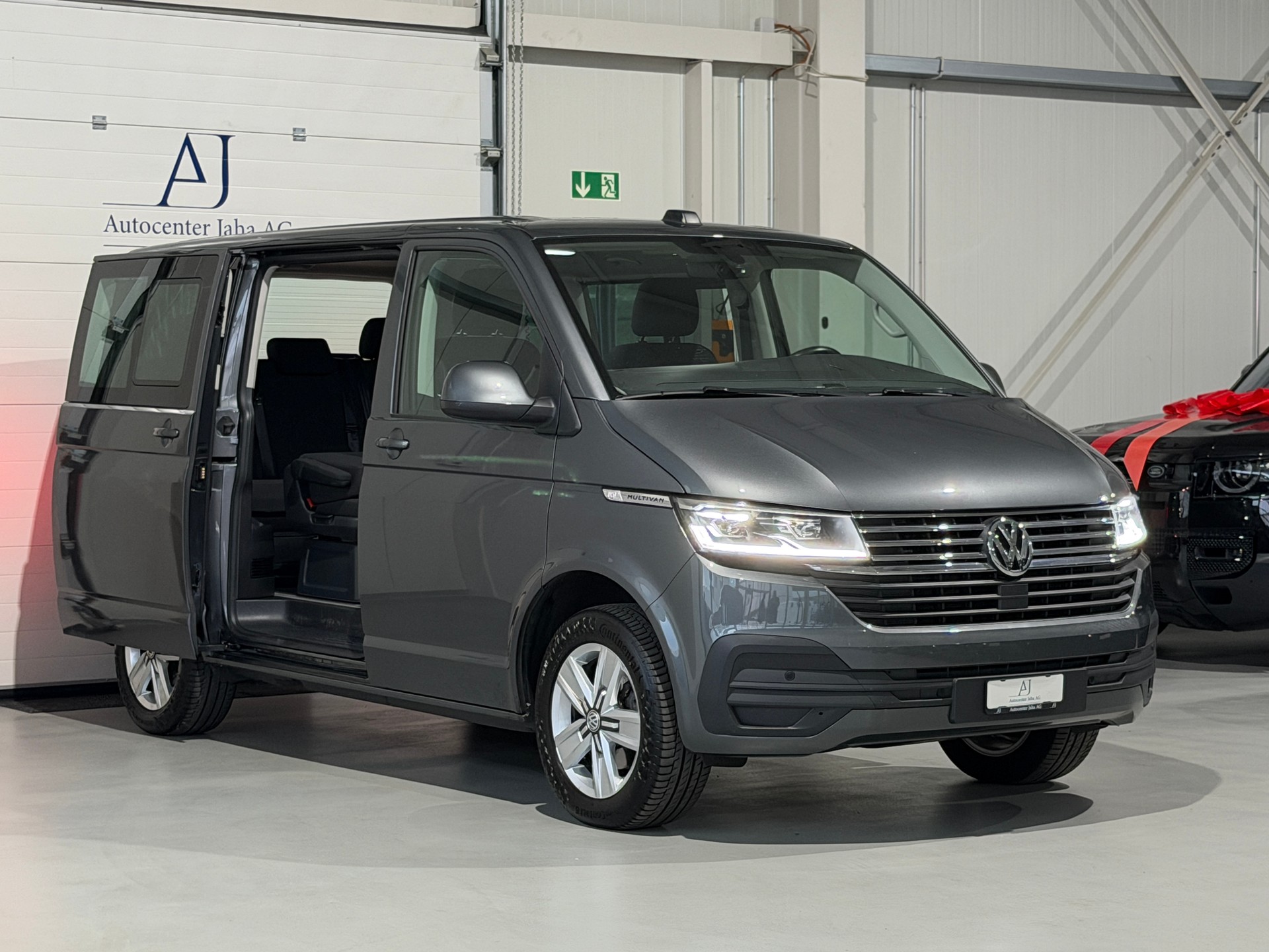 VW T6.1 Multivan 2.0 TDI Family DSG (CH) AHK 2.5T - 7 Platz-image-4