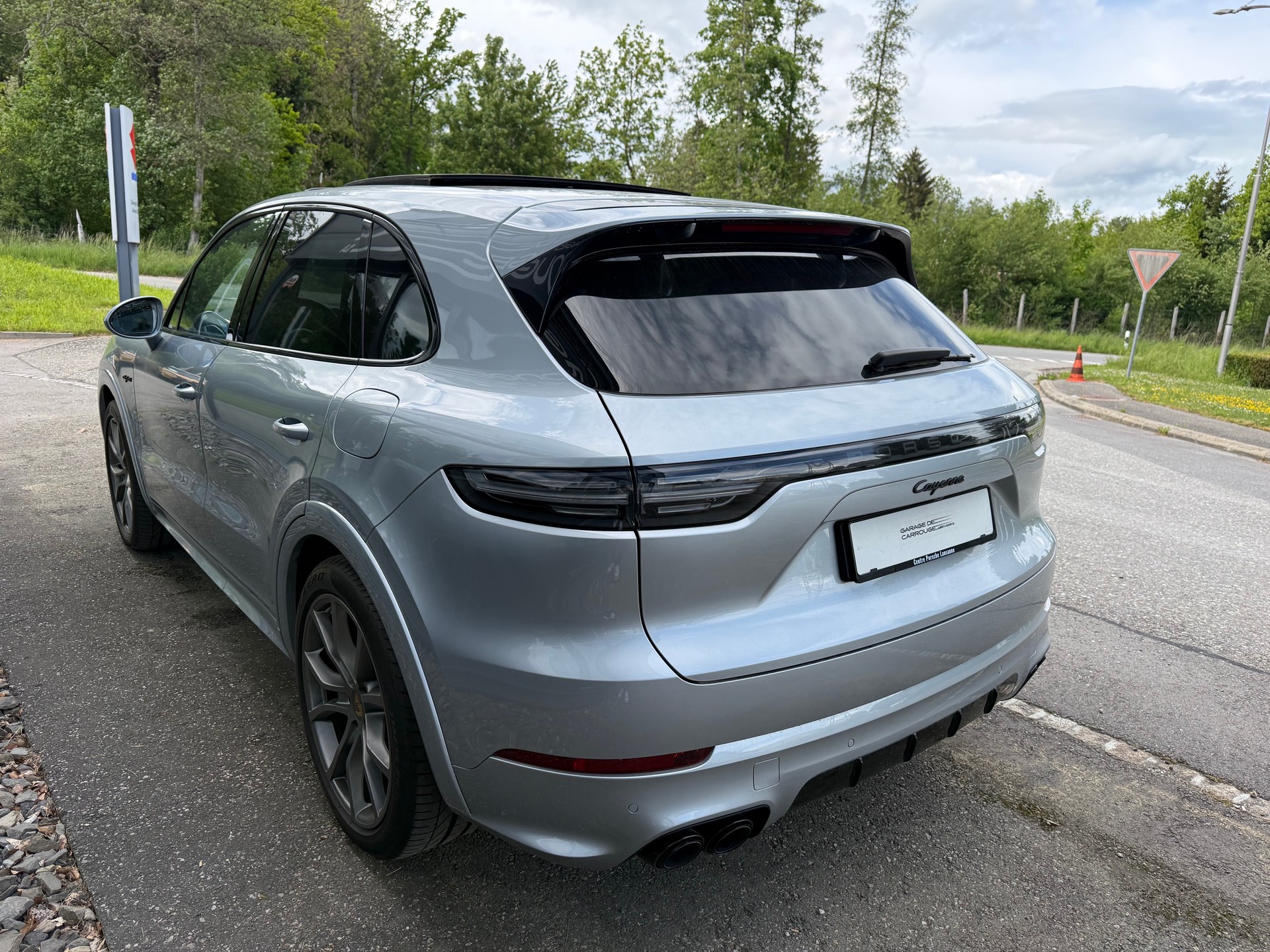 PORSCHE Cayenne E-Hybrid-image-3