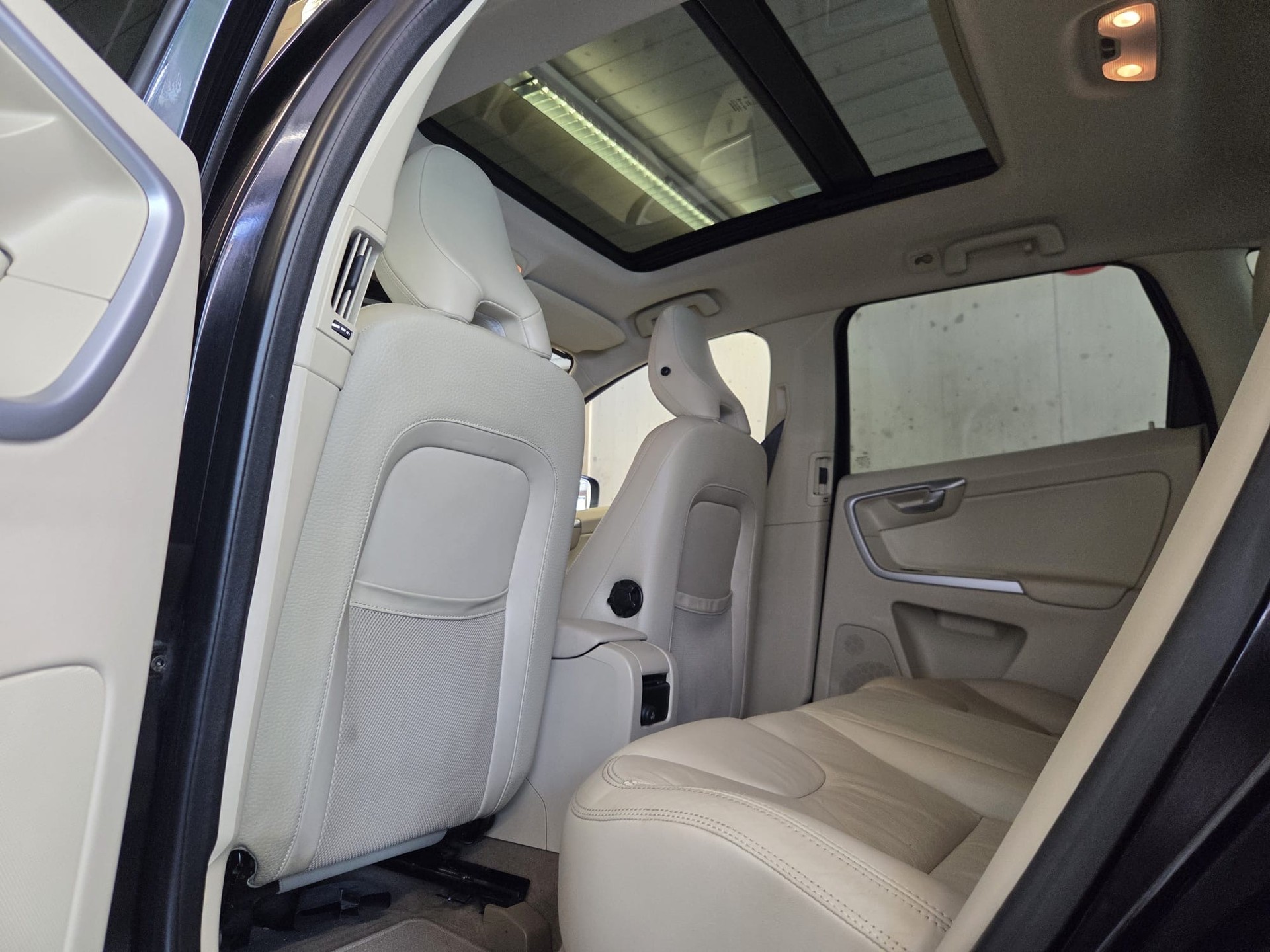 VOLVO XC60 D5 AWD Momentum-image-13