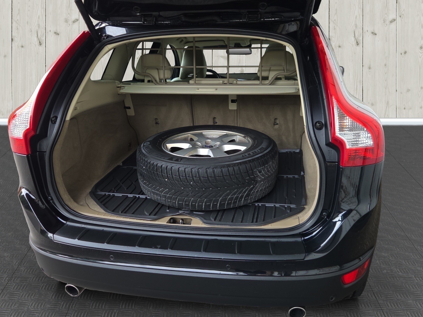 VOLVO XC60 D5 AWD Momentum-image-14