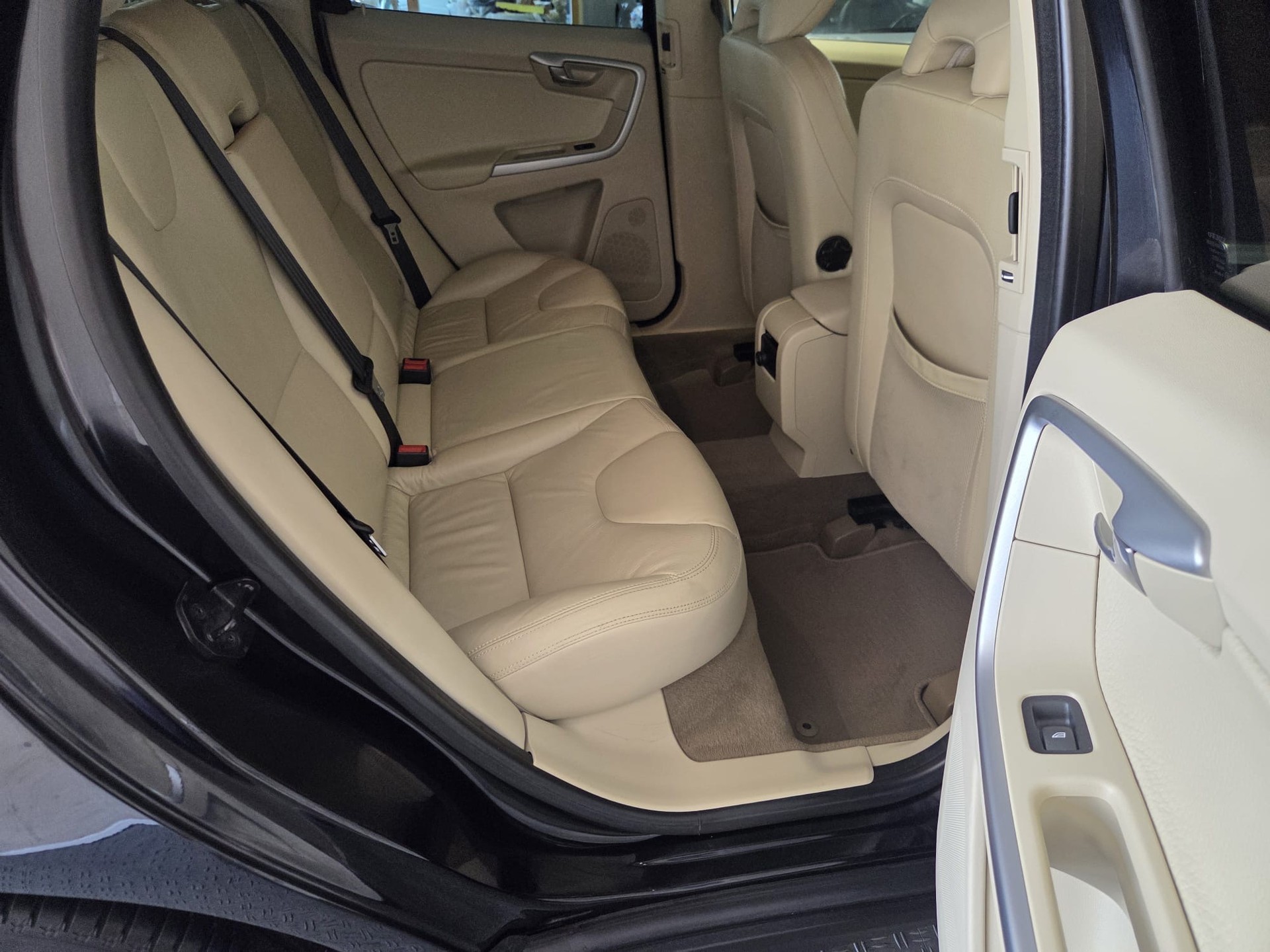 VOLVO XC60 D5 AWD Momentum-image-12