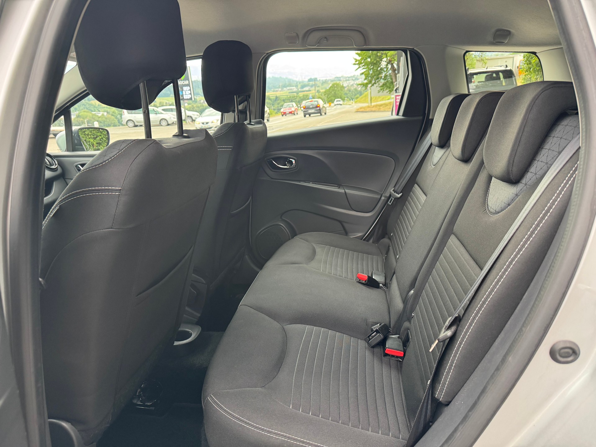 RENAULT Clio Grandtour 0.9 12V Swiss Edition-image-8