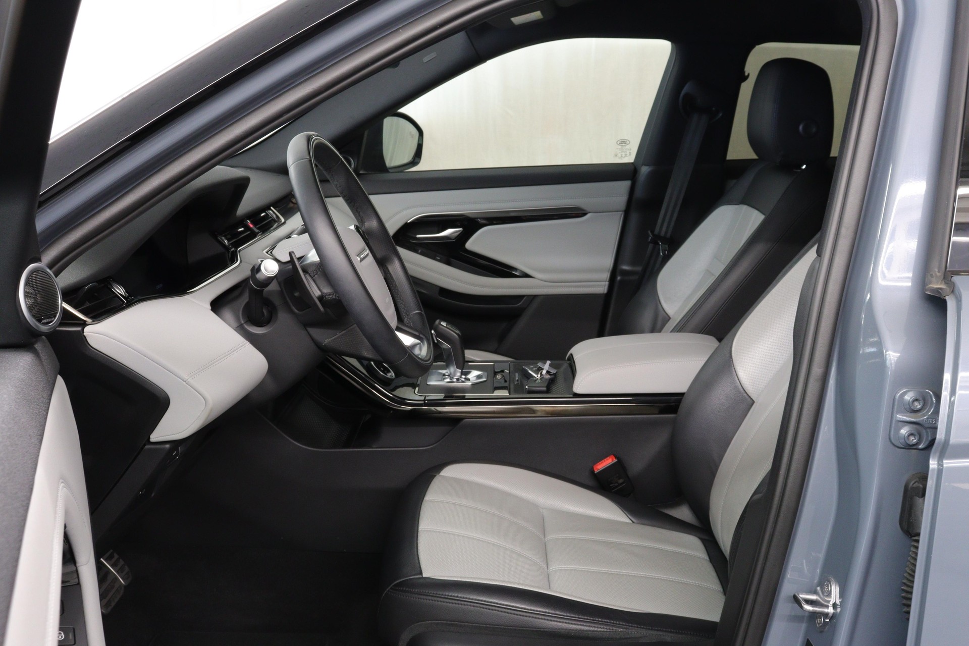 LAND ROVER Range Rover Evoque 2.0 T 250 First Edition-showroom-element-1