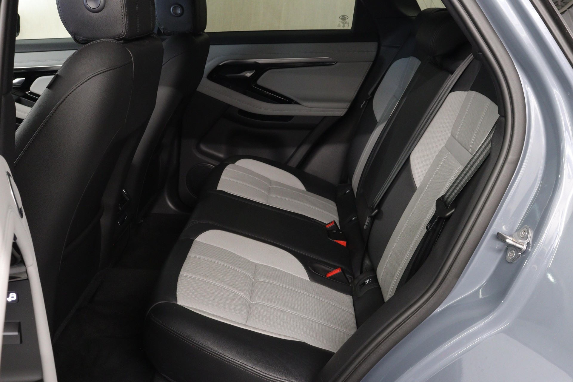 LAND ROVER Range Rover Evoque 2.0 T 250 First Edition-showroom-element-3