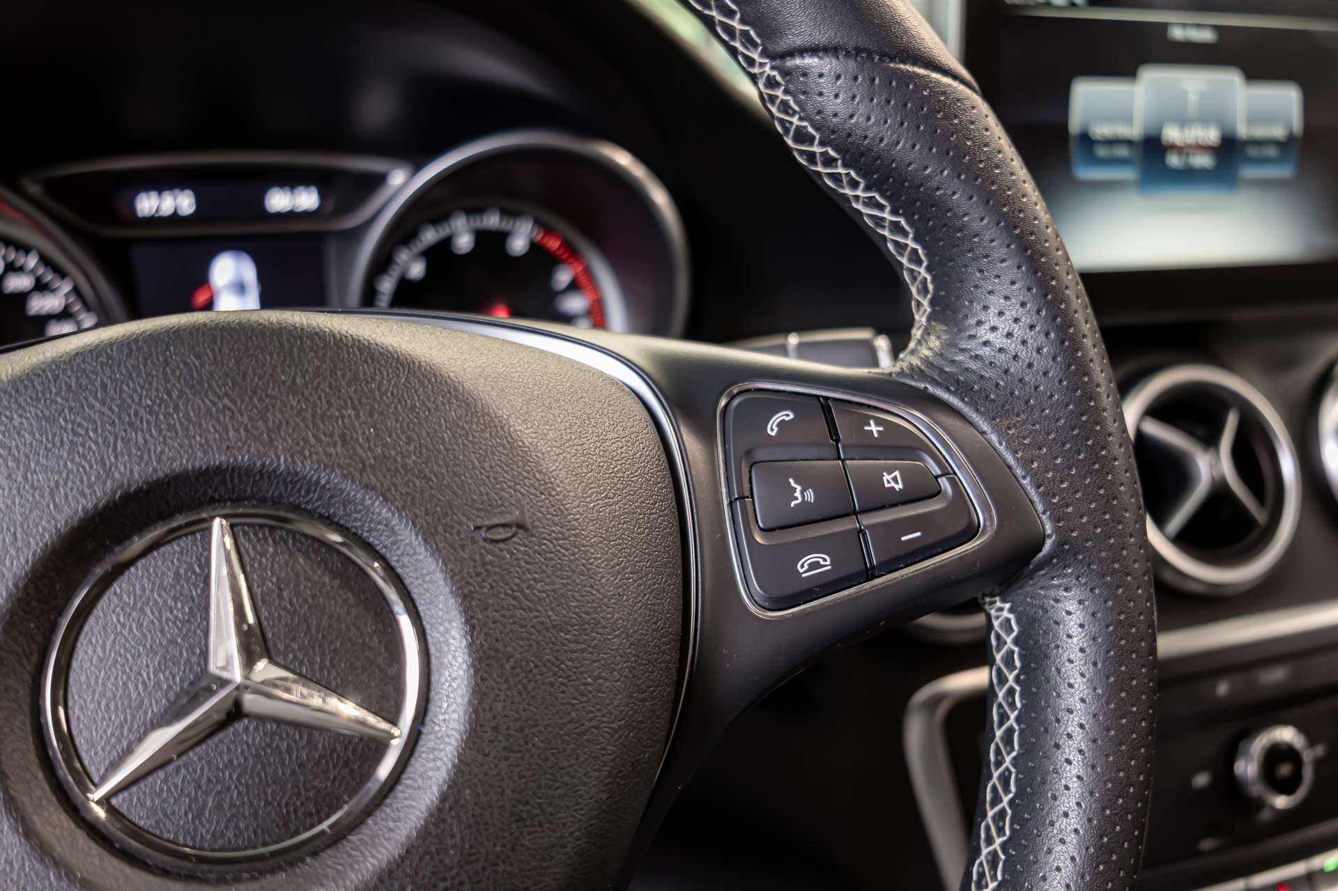MERCEDES-BENZ A 220 Urban 4Matic 7G-DCT-image-9