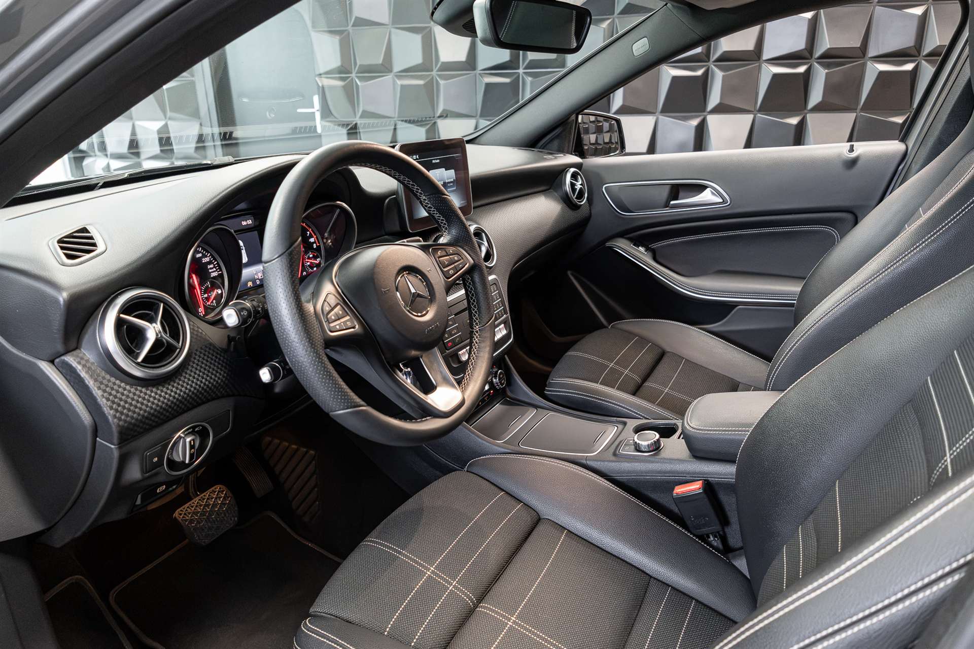 MERCEDES-BENZ A 220 Urban 4Matic 7G-DCT-image-12