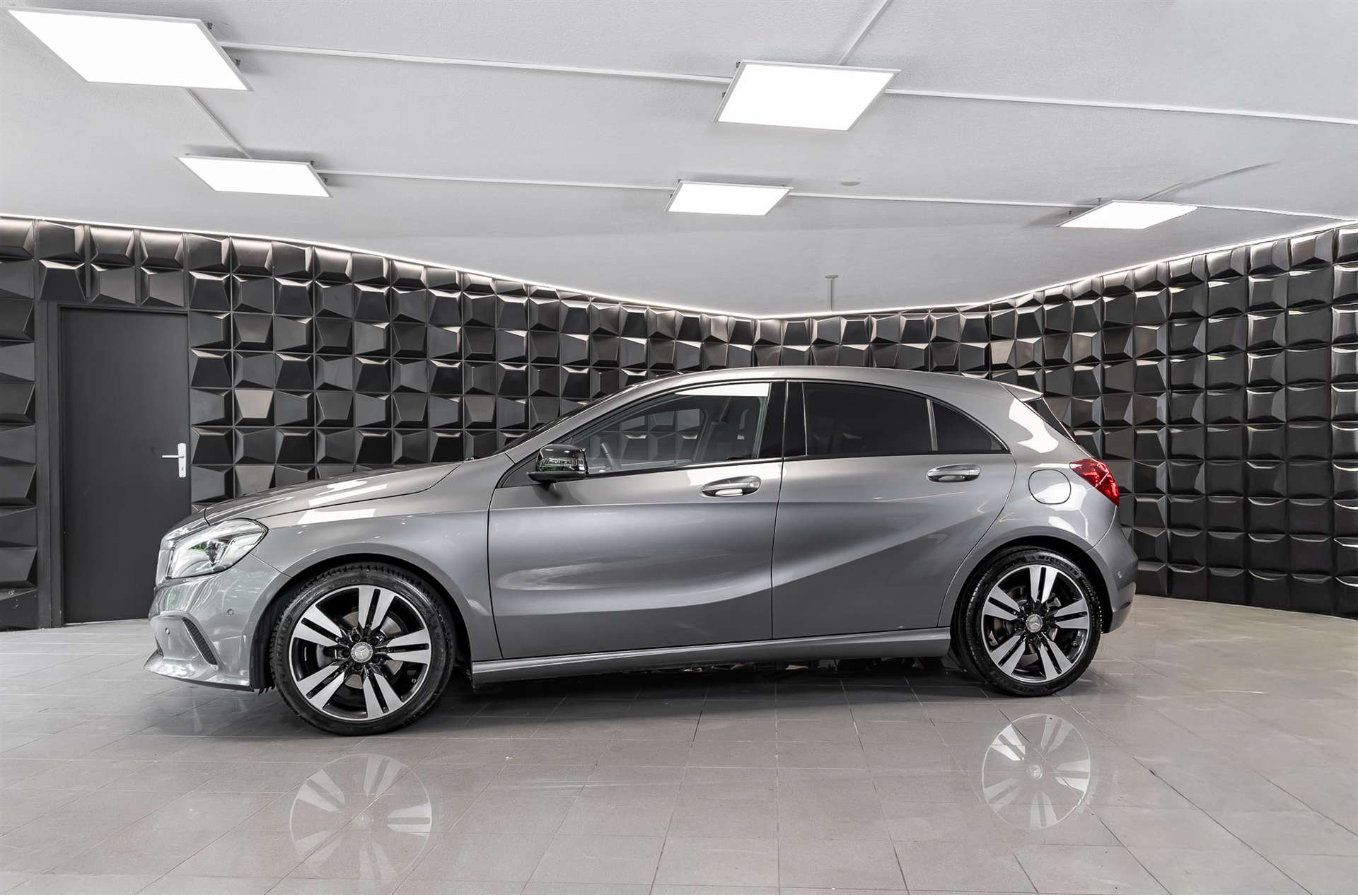 MERCEDES-BENZ A 220 Urban 4Matic 7G-DCT-showroom-element-1