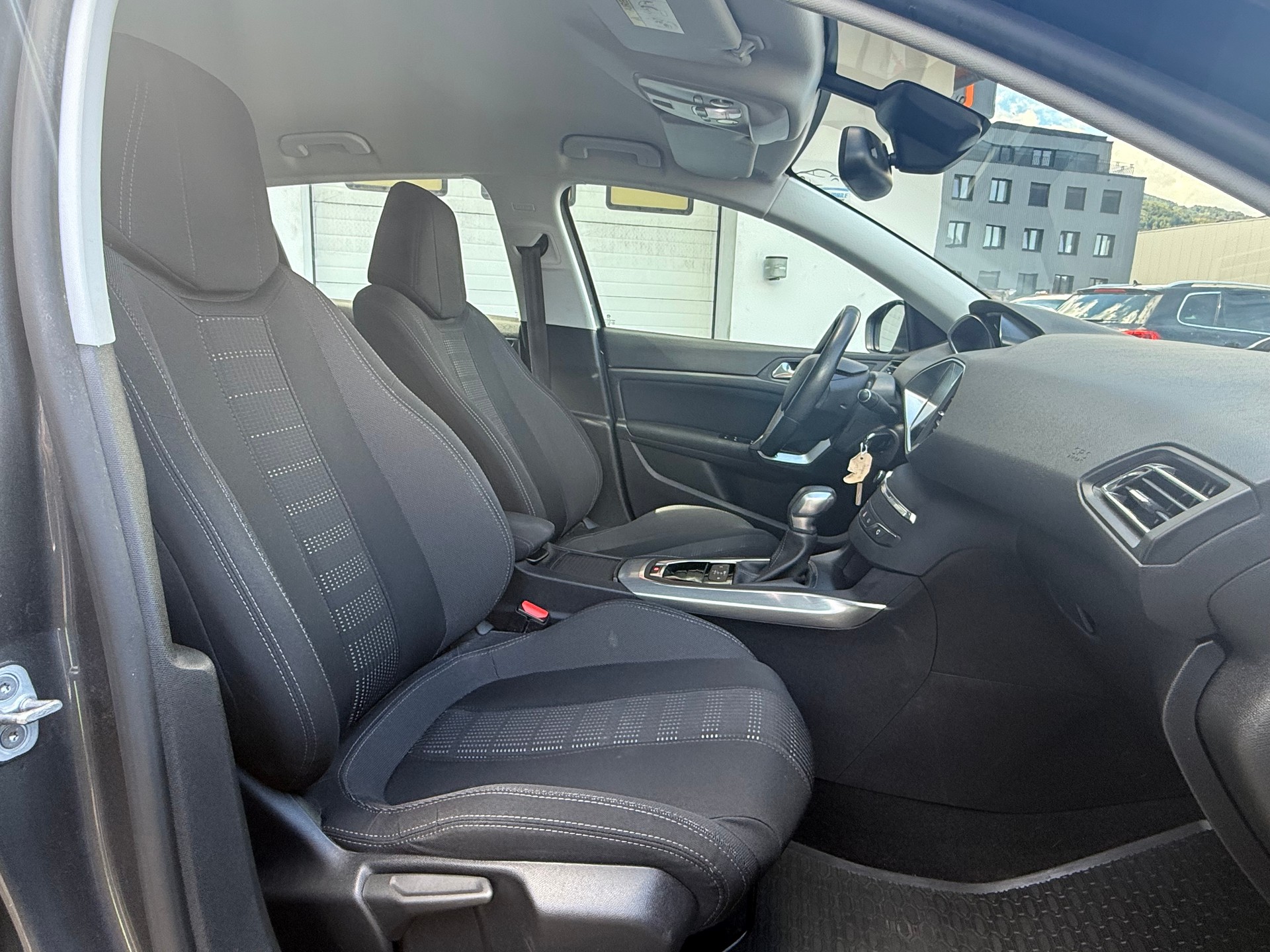 PEUGEOT 308 1.2 THP Allure Automatic-image-13