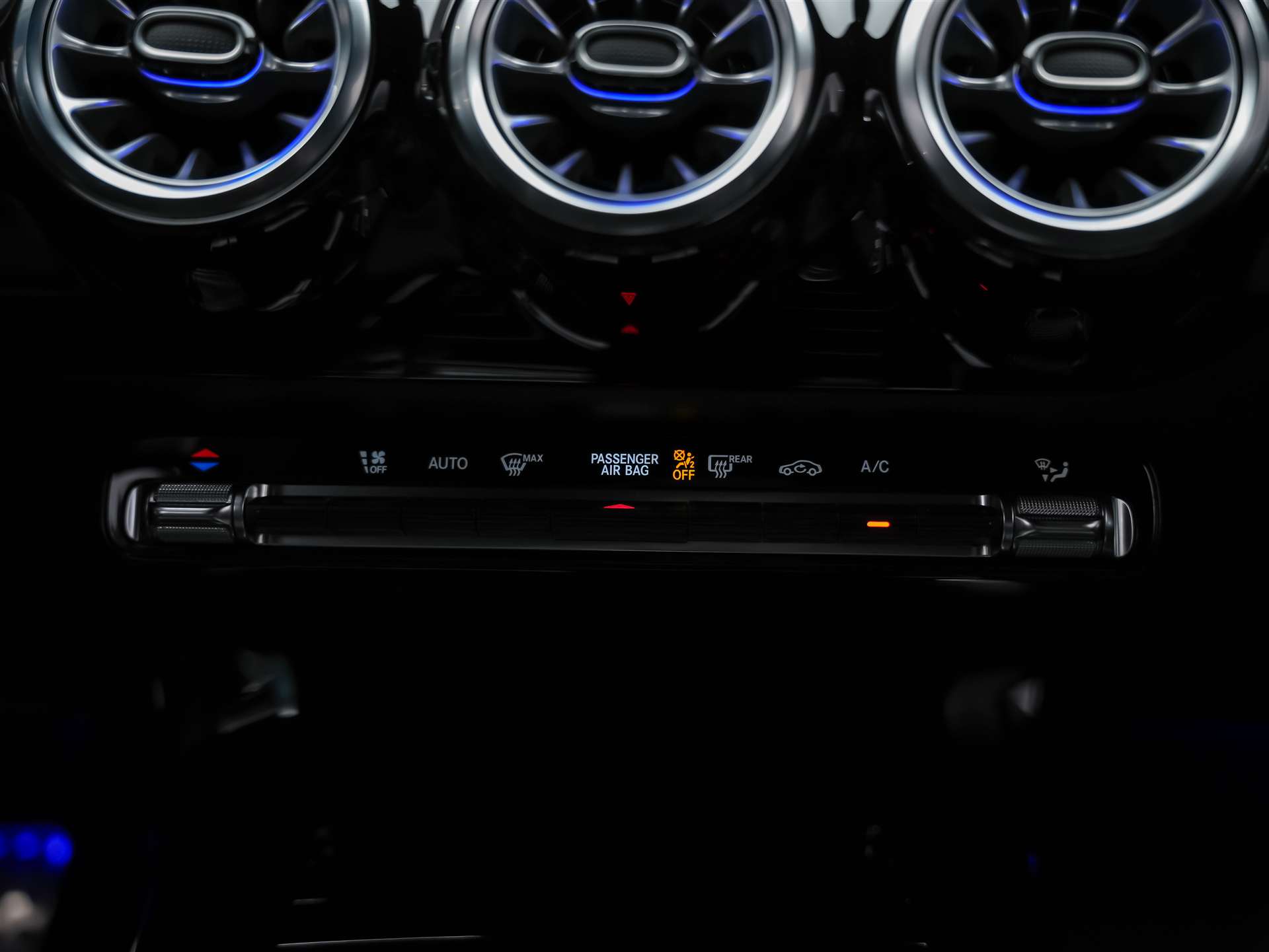 MERCEDES-BENZ CLA 200 AMG Line 7G-DCT *Facelift*Ambientebeleuchtung*Assistenten*-image-21