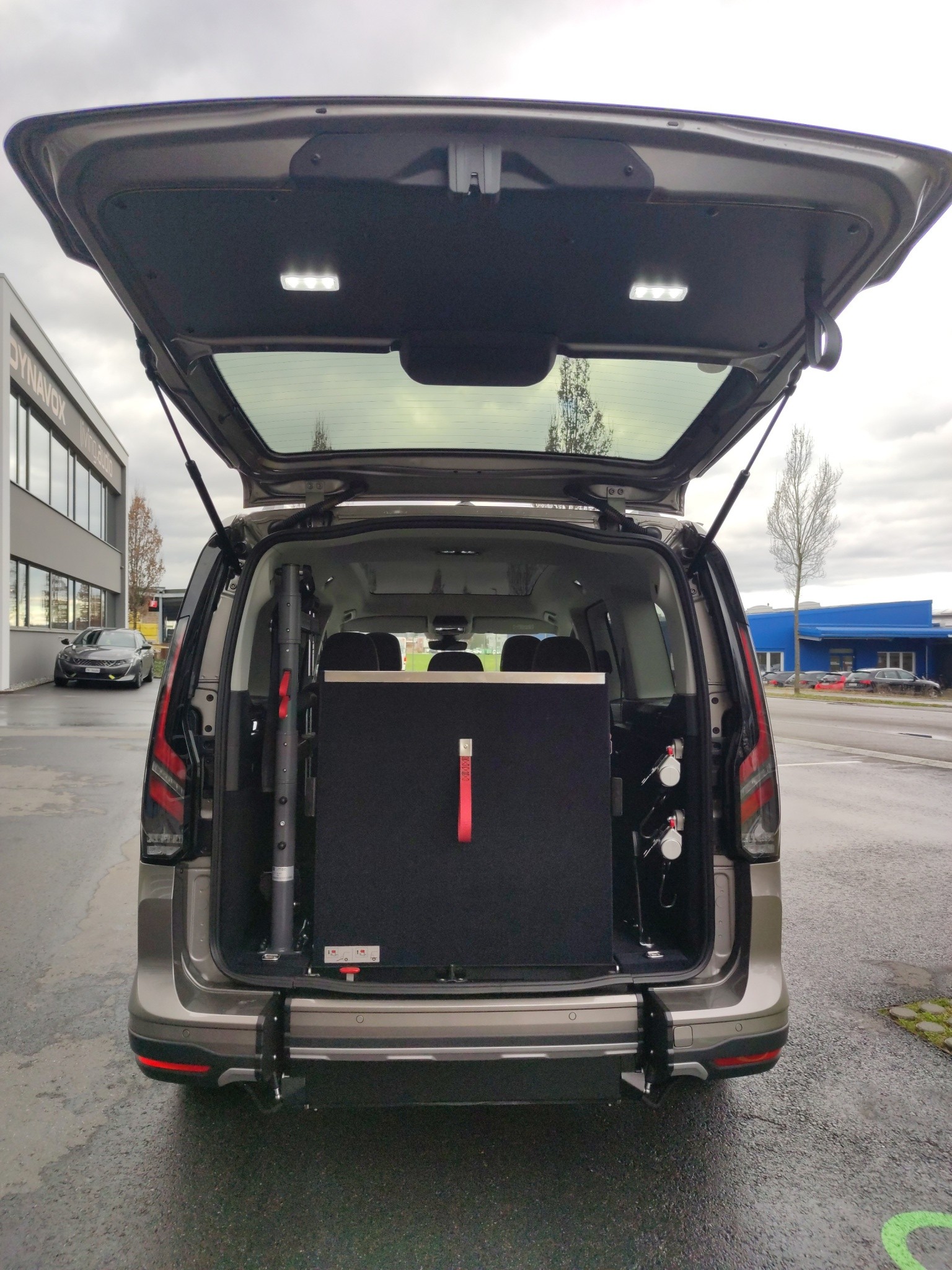 FORD Grand Tourneo Connect 1.5 EcoBoost Active Automat-image-9
