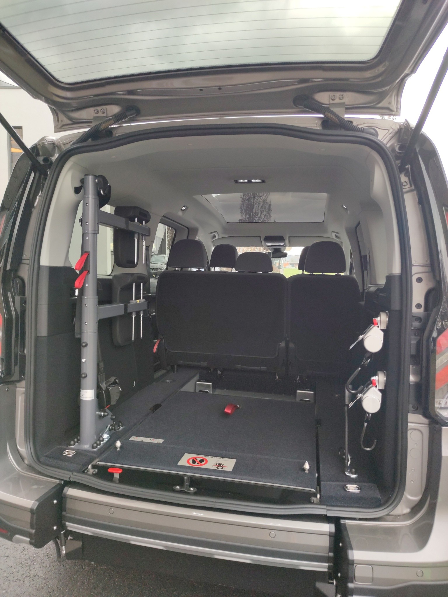 FORD Grand Tourneo Connect 1.5 EcoBoost Active Automat-image-12