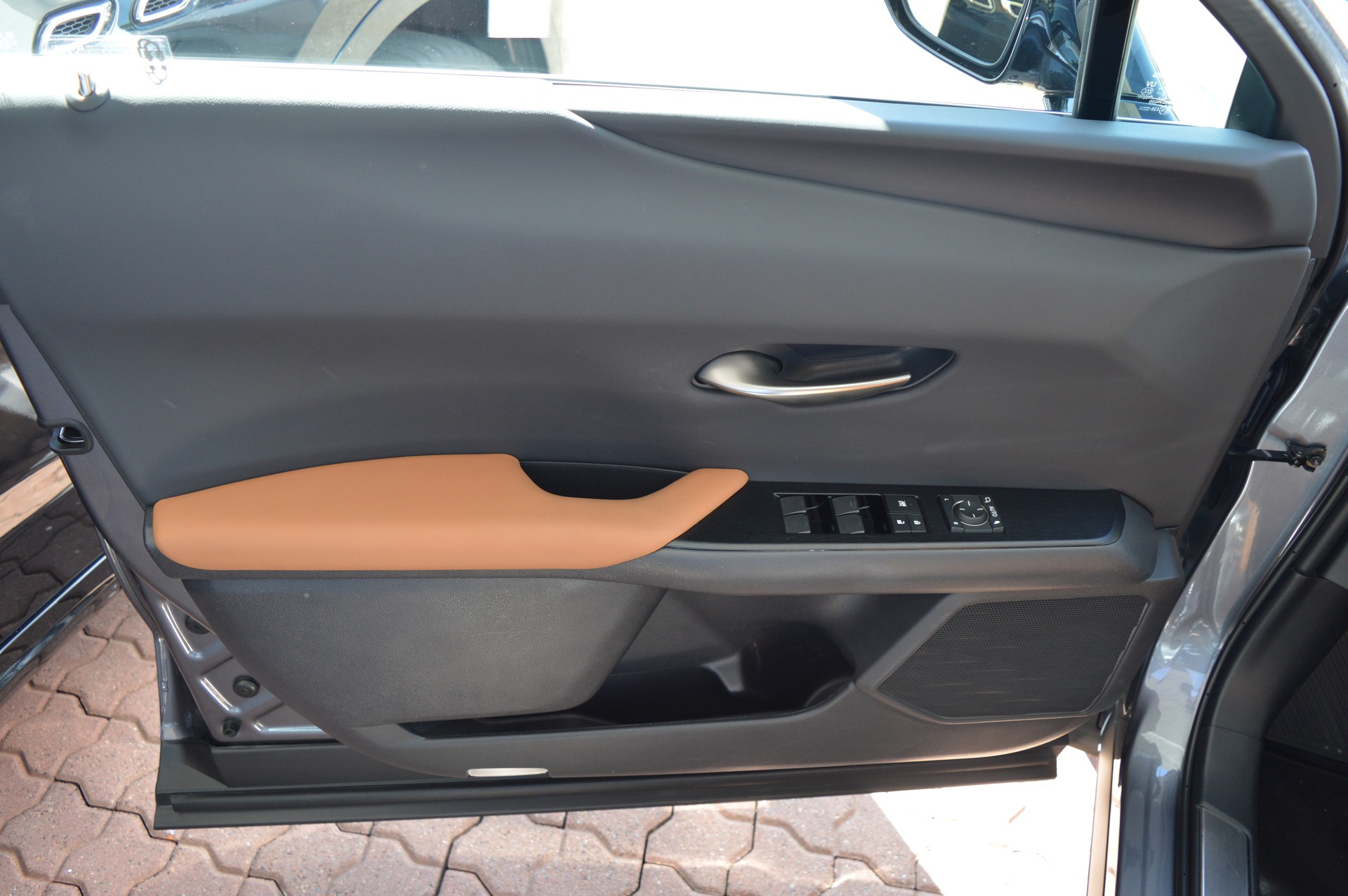 LEXUS UX 300e Excellence Automatic-image-18