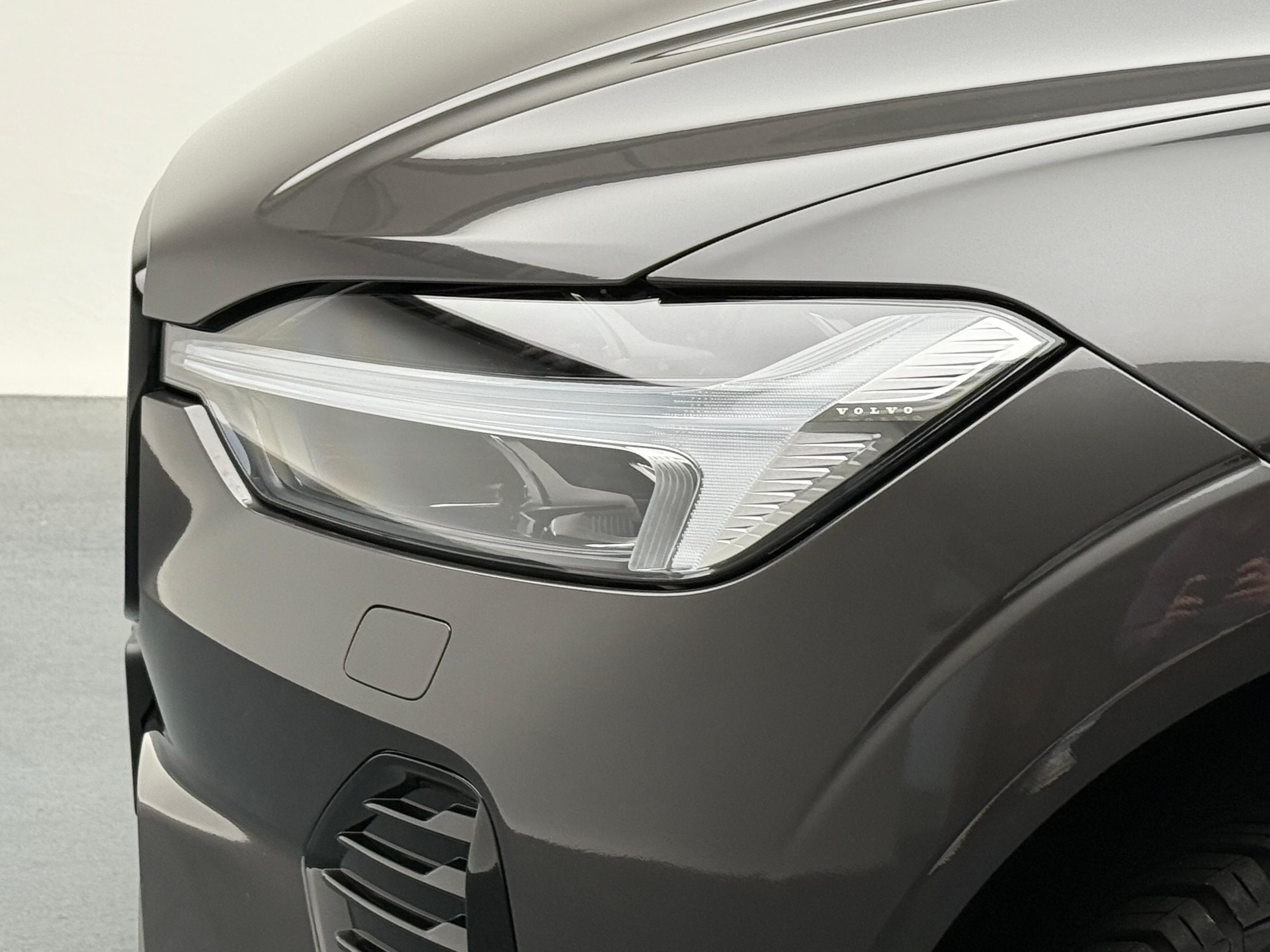 VOLVO XC60 2.0 T8 TE Plus Dark eAWD-showroom-element-3