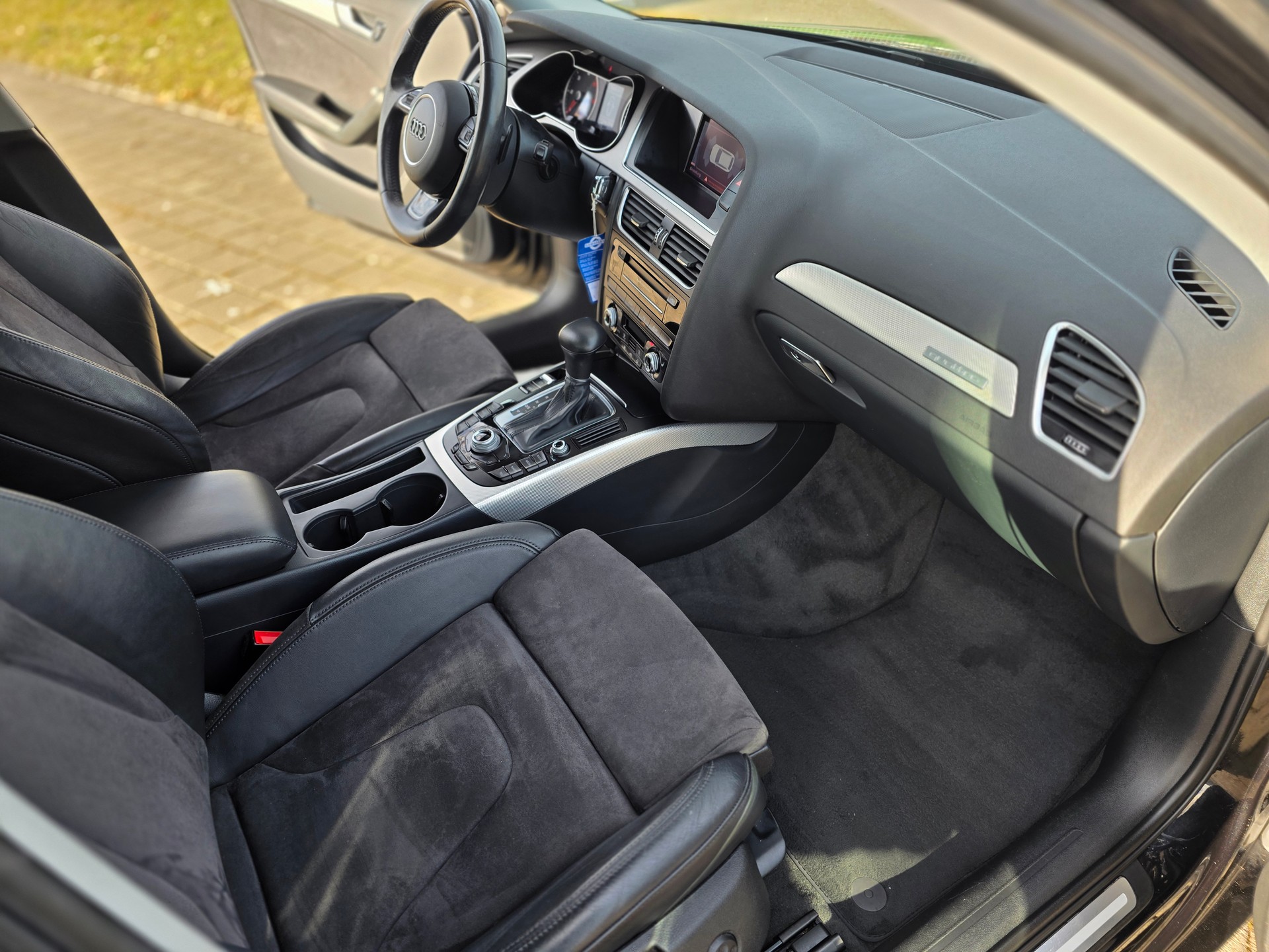 AUDI A4 Avant 2.0 TDI quattro S-tronic-image-8
