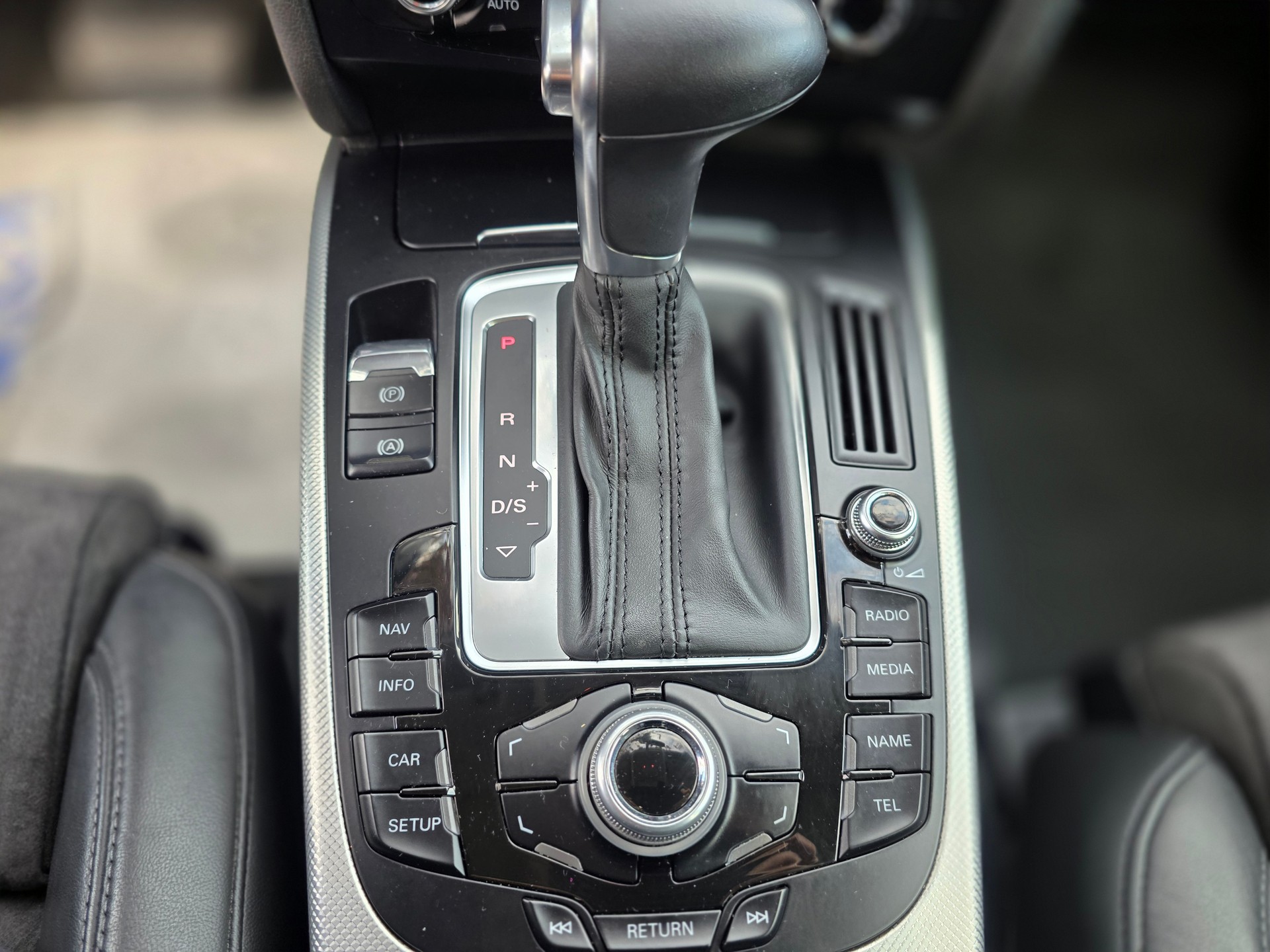 AUDI A4 Avant 2.0 TDI quattro S-tronic-image-10
