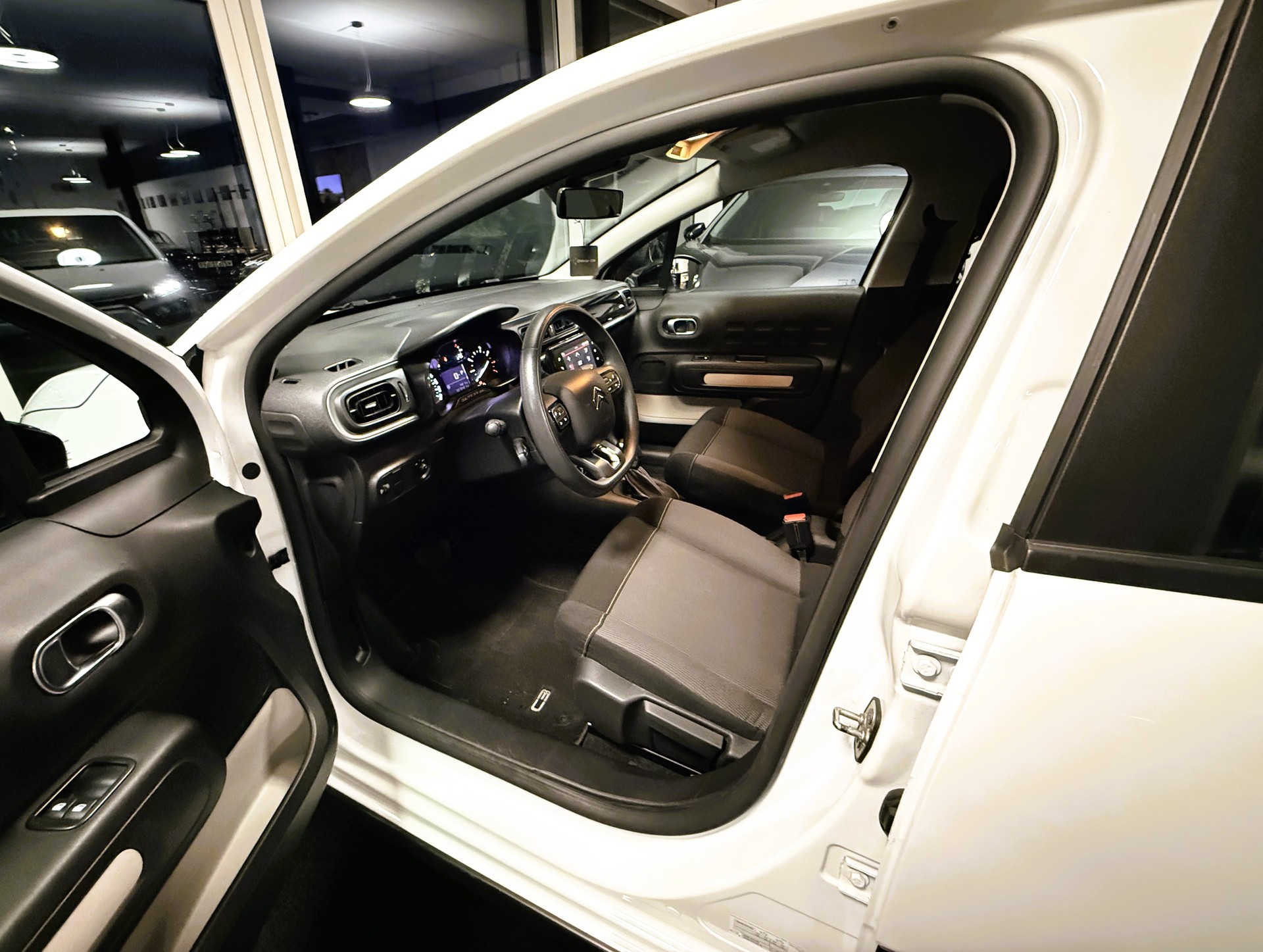 CITROEN C3 1.2i Swiss Edition EAT6-image-8